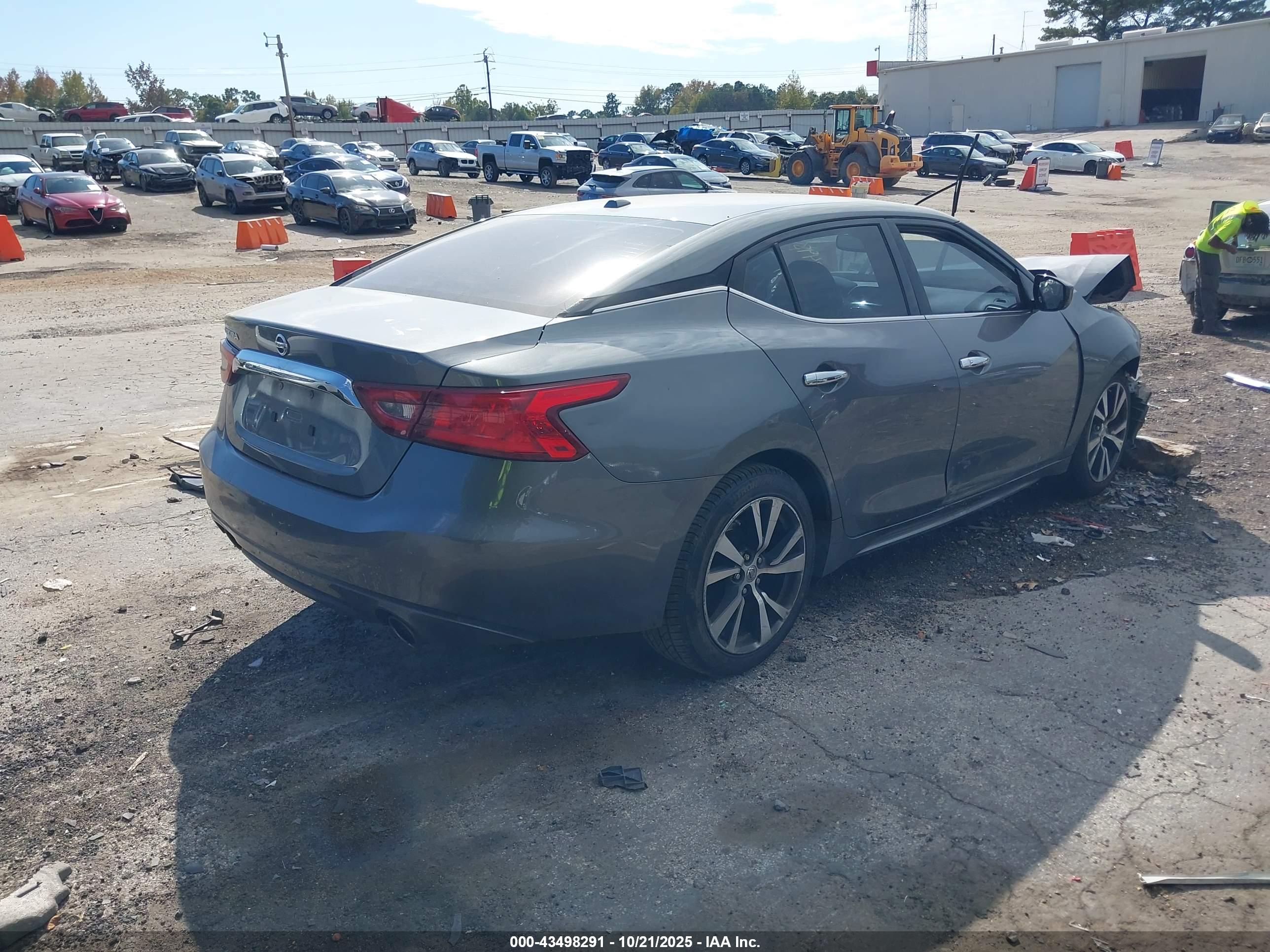 NISSAN MAXIMA image 4