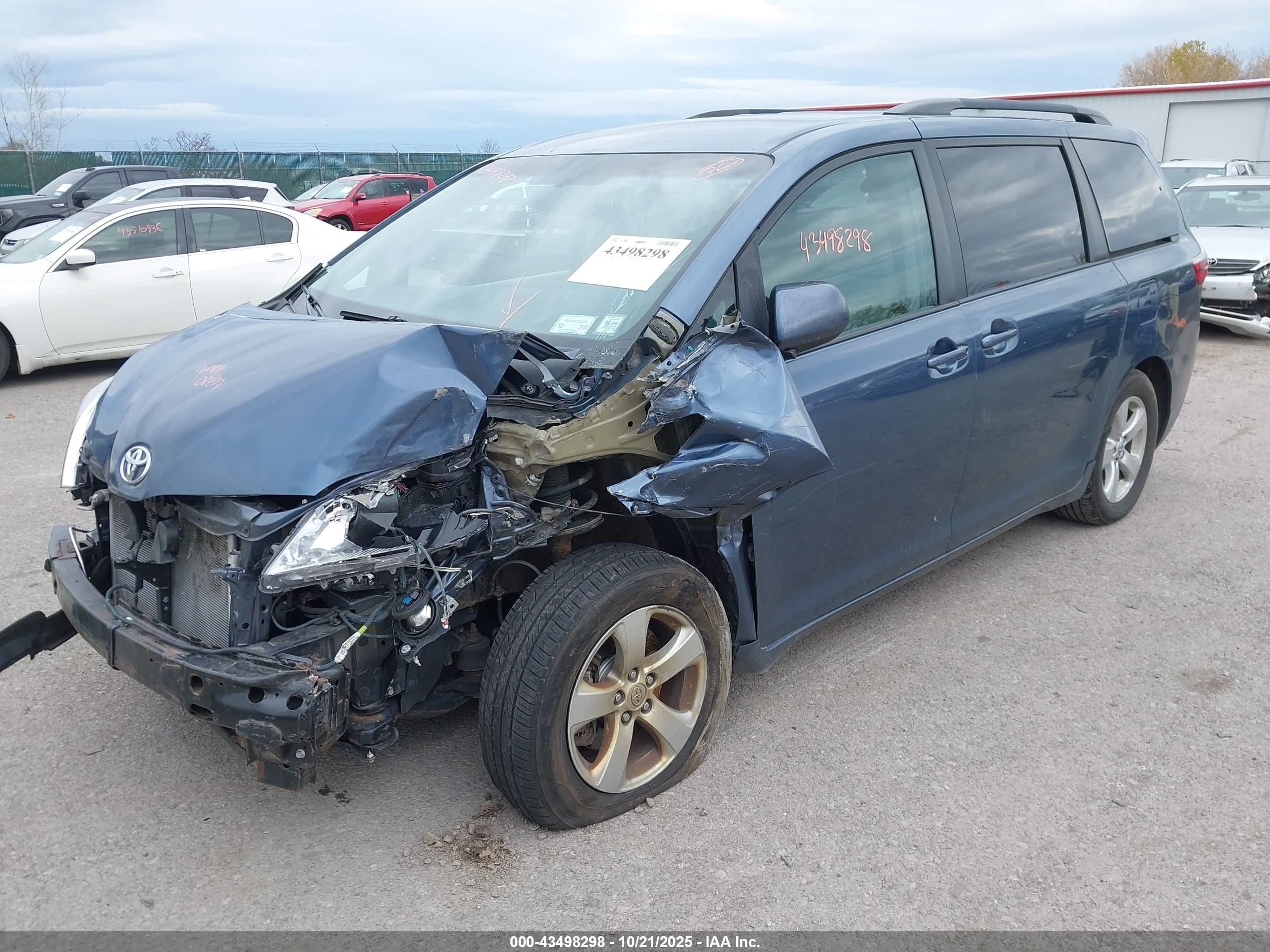 TOYOTA SIENNA image 2