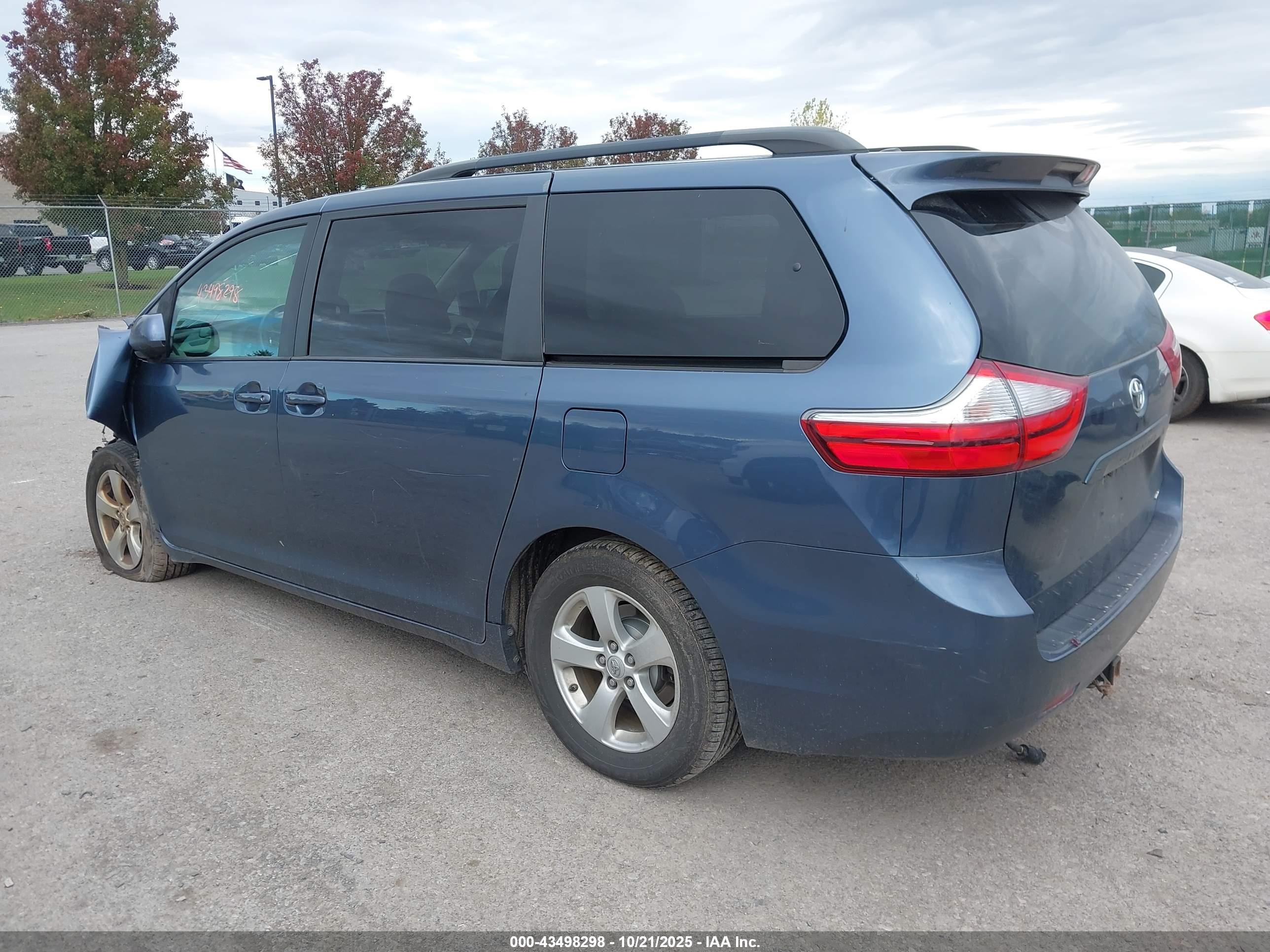 TOYOTA SIENNA image 3