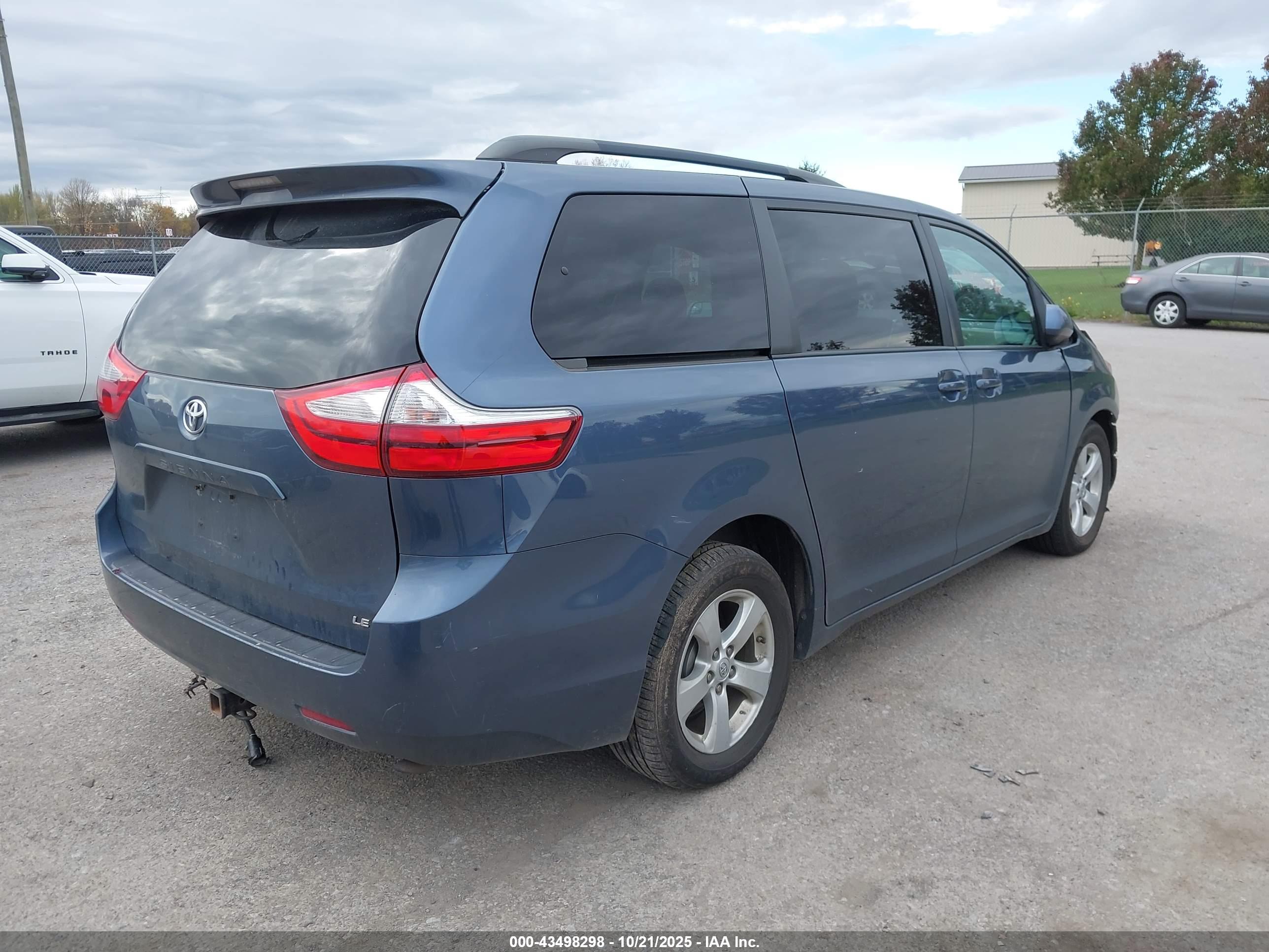 TOYOTA SIENNA image 4