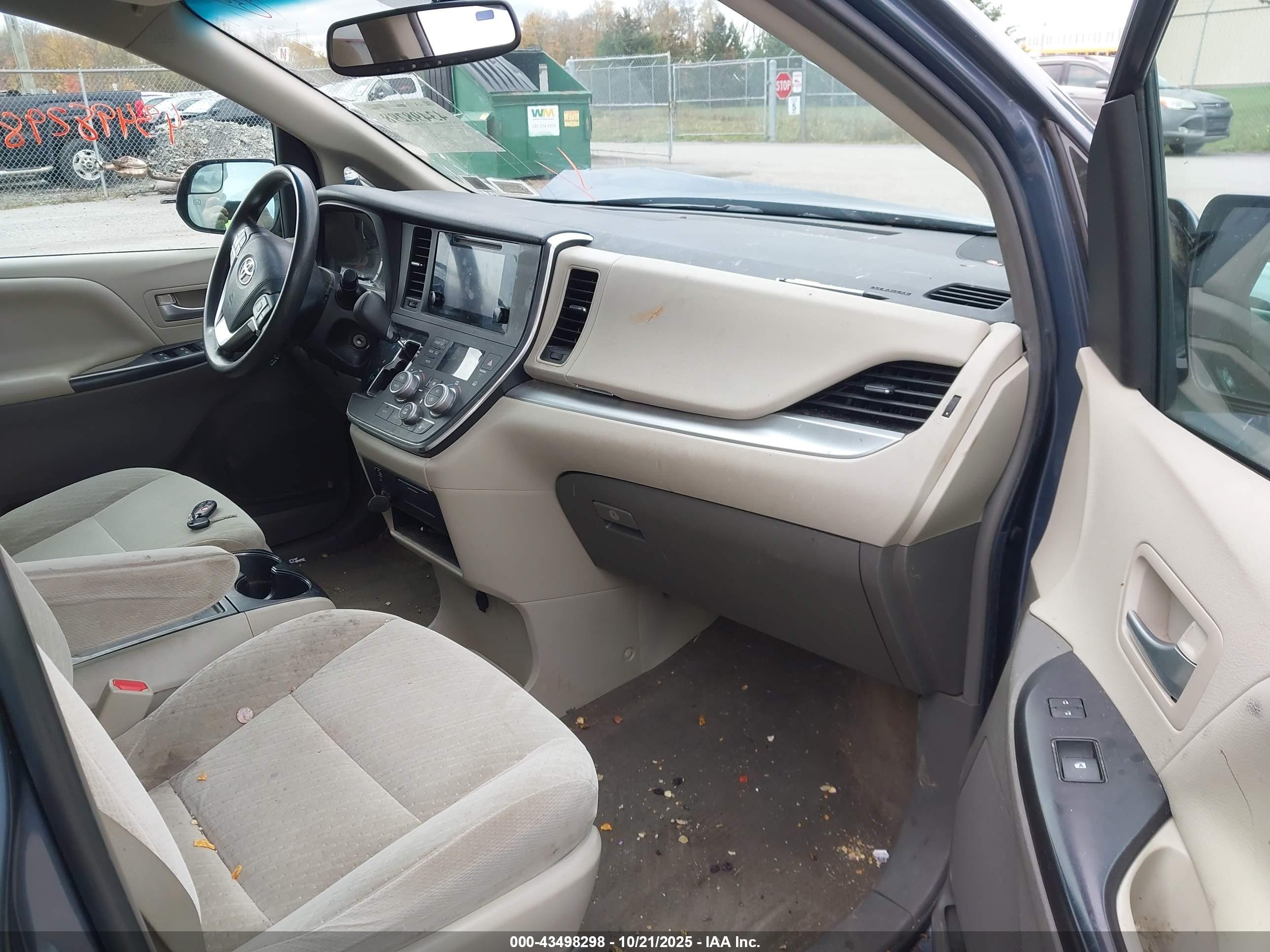 TOYOTA SIENNA image 5