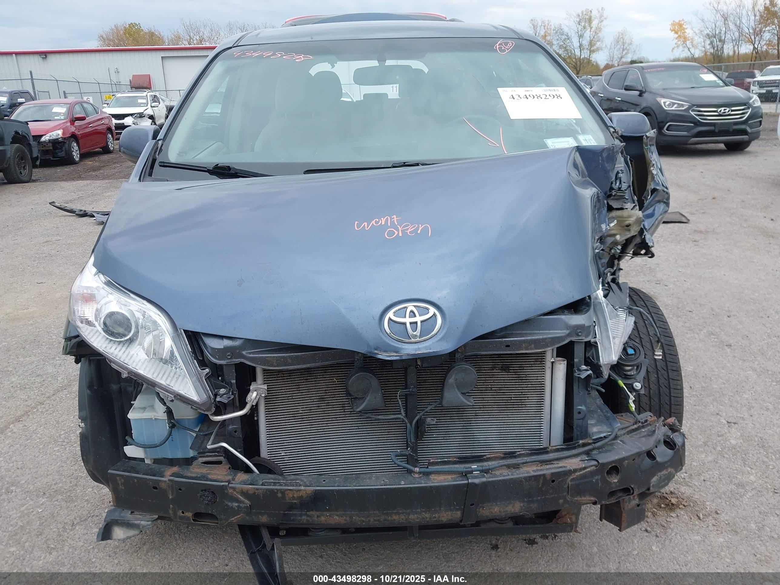 TOYOTA SIENNA image 6