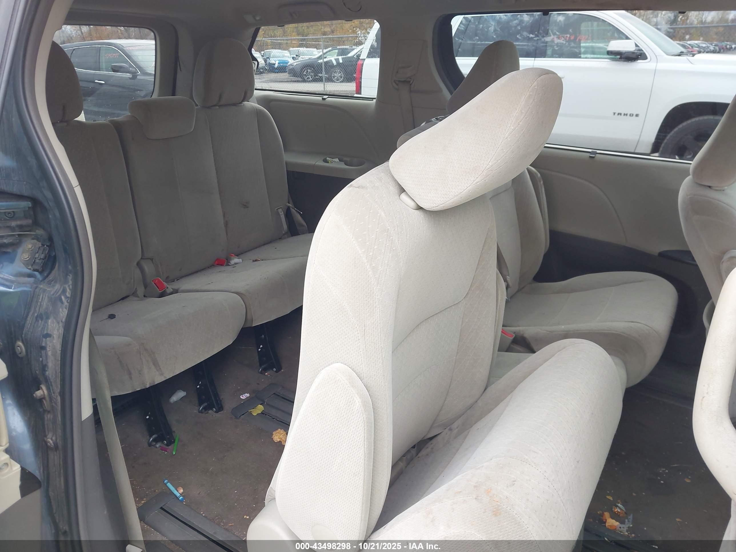 TOYOTA SIENNA image 8