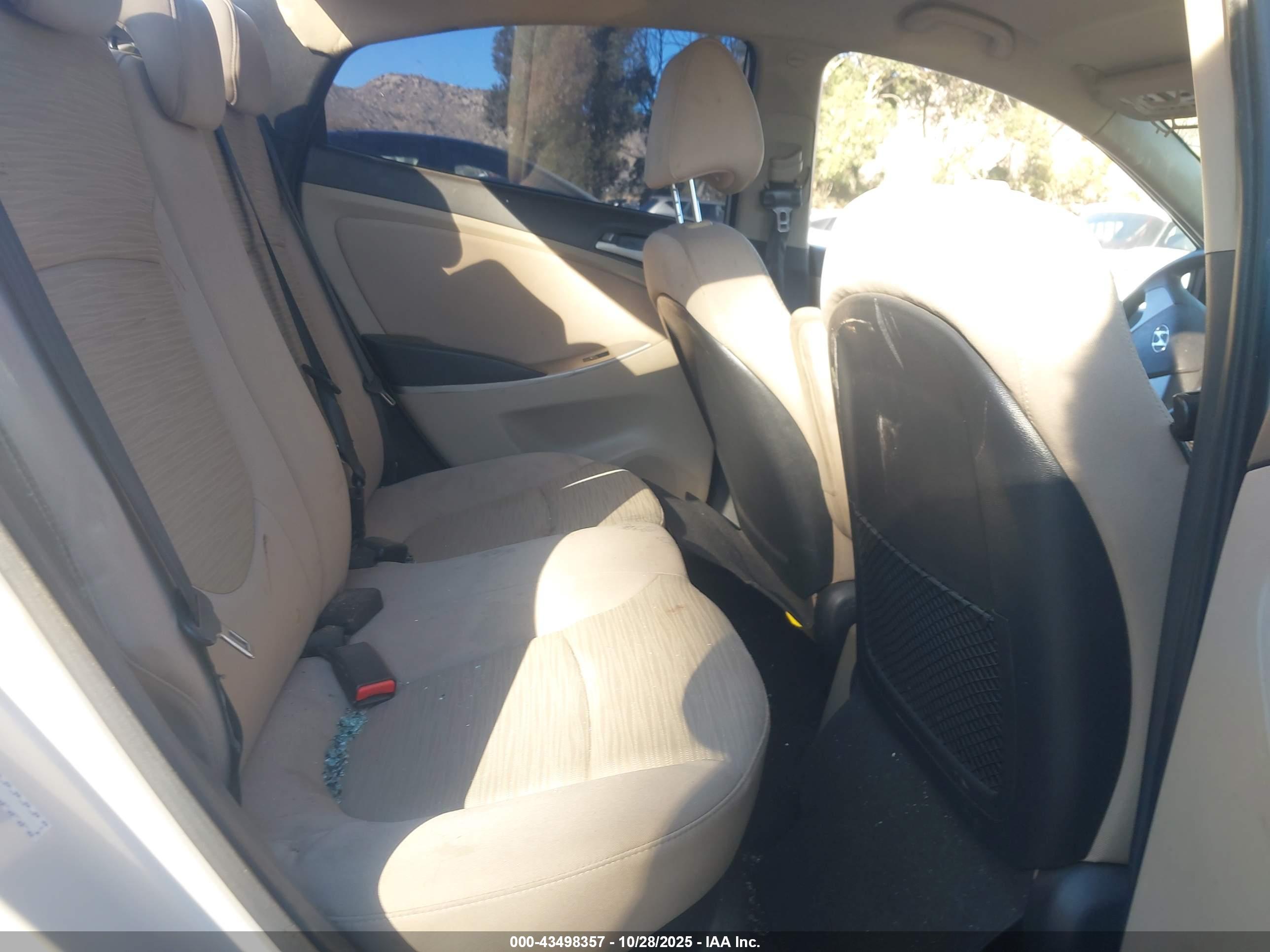 HYUNDAI ACCENT image 8