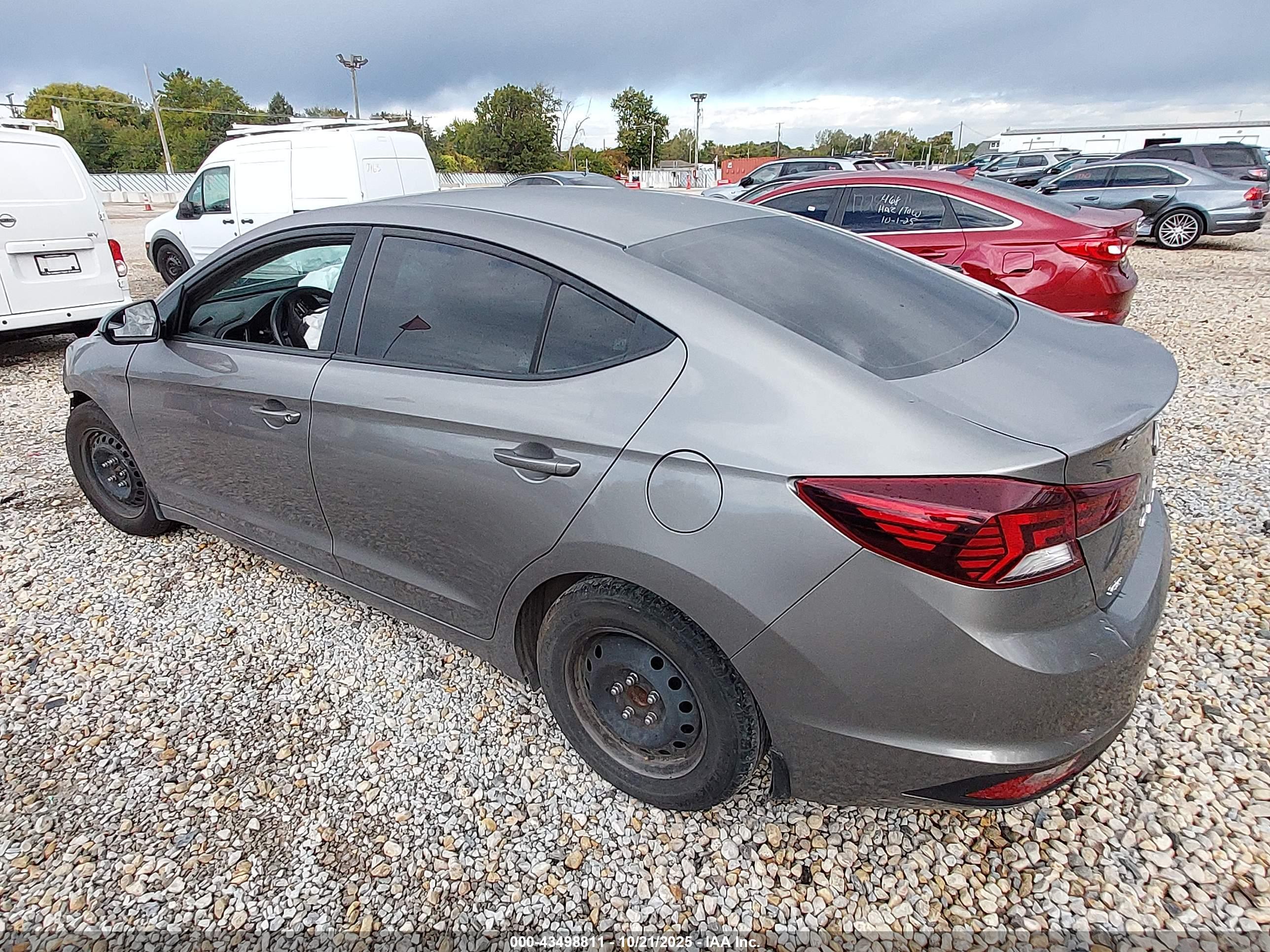 HYUNDAI ELANTRA image 3