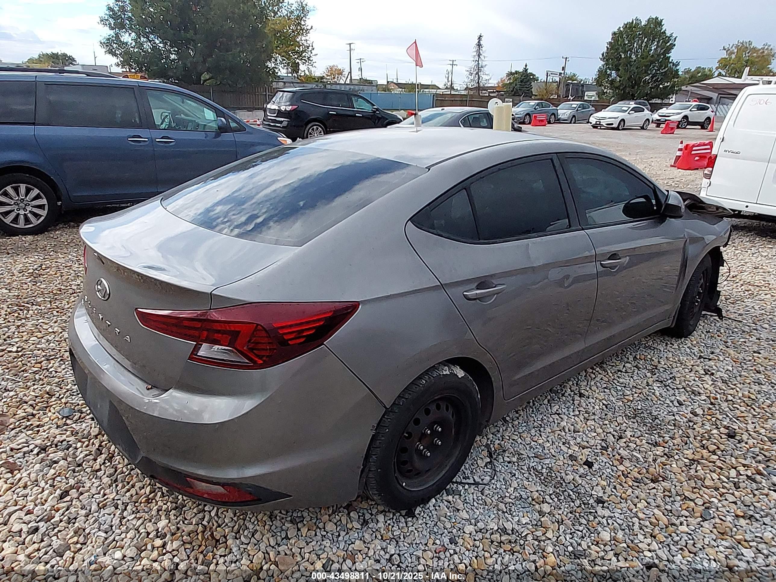 HYUNDAI ELANTRA image 4