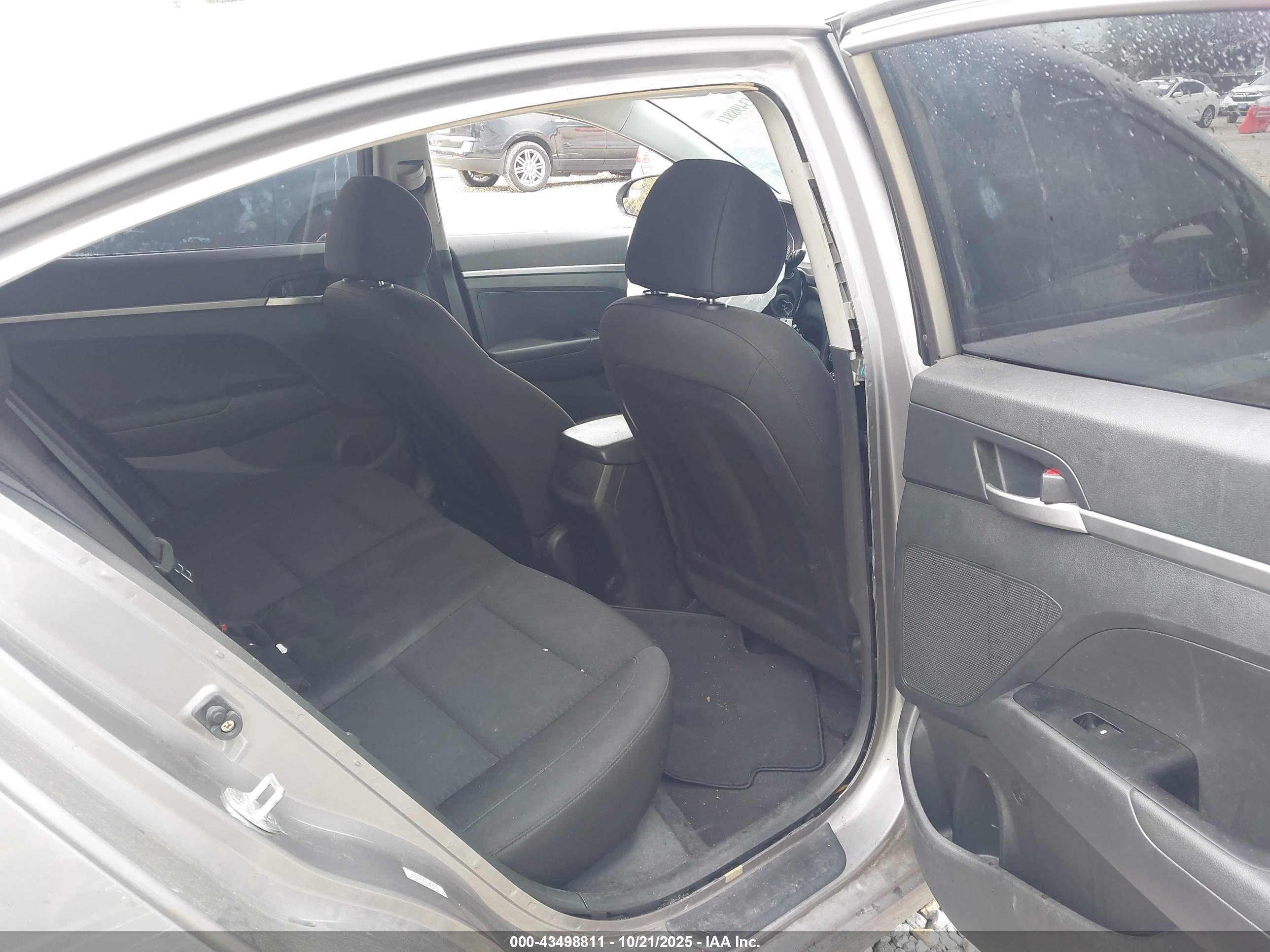 HYUNDAI ELANTRA image 8