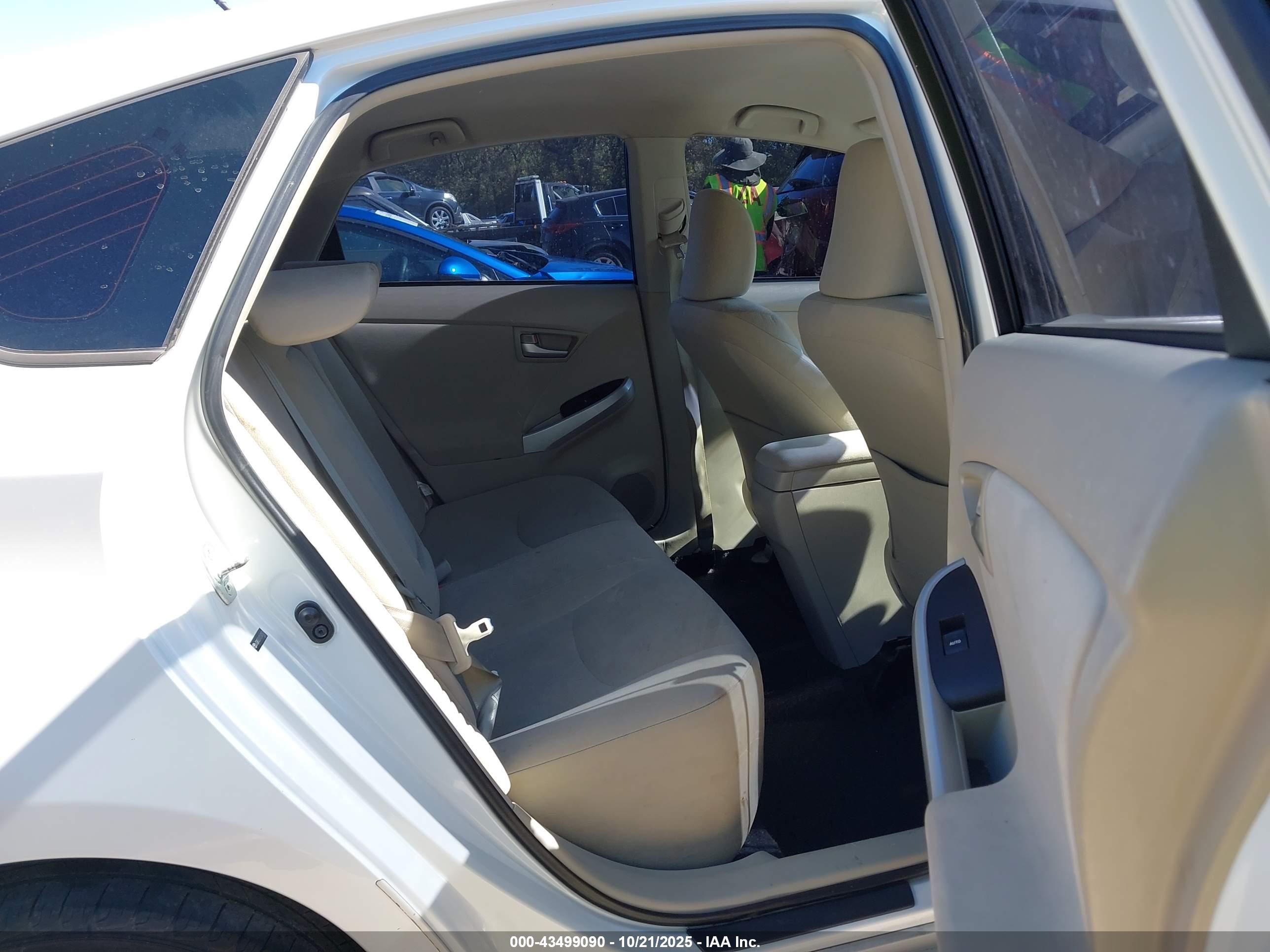 TOYOTA PRIUS image 8