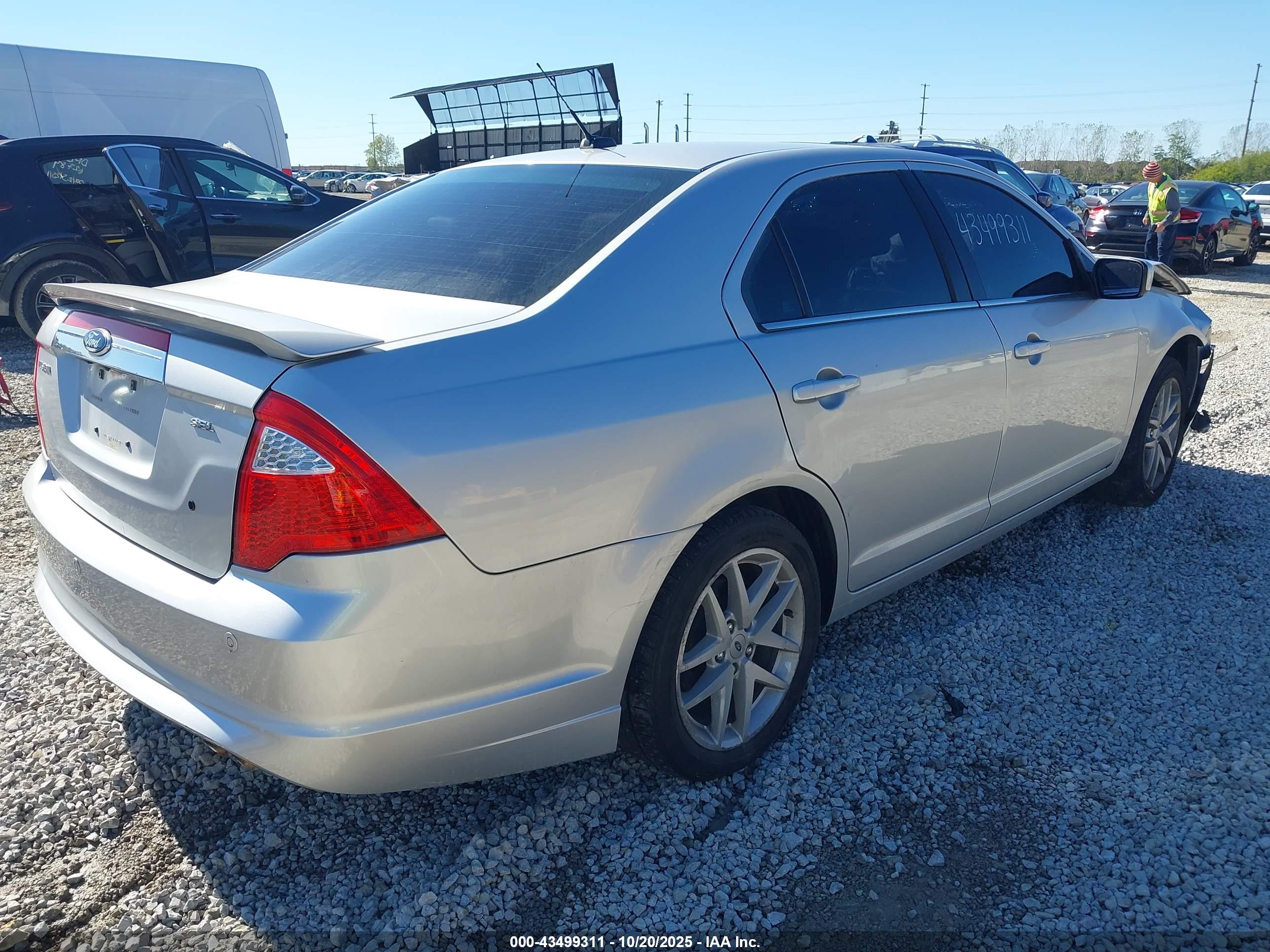 FORD FUSION image 4