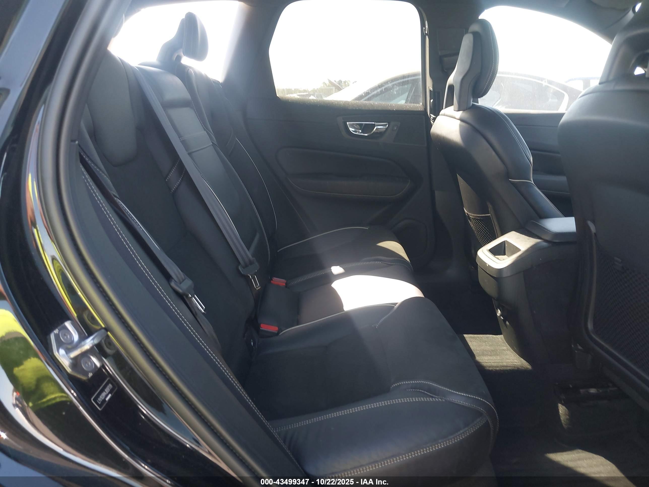 VOLVO XC60 image 8