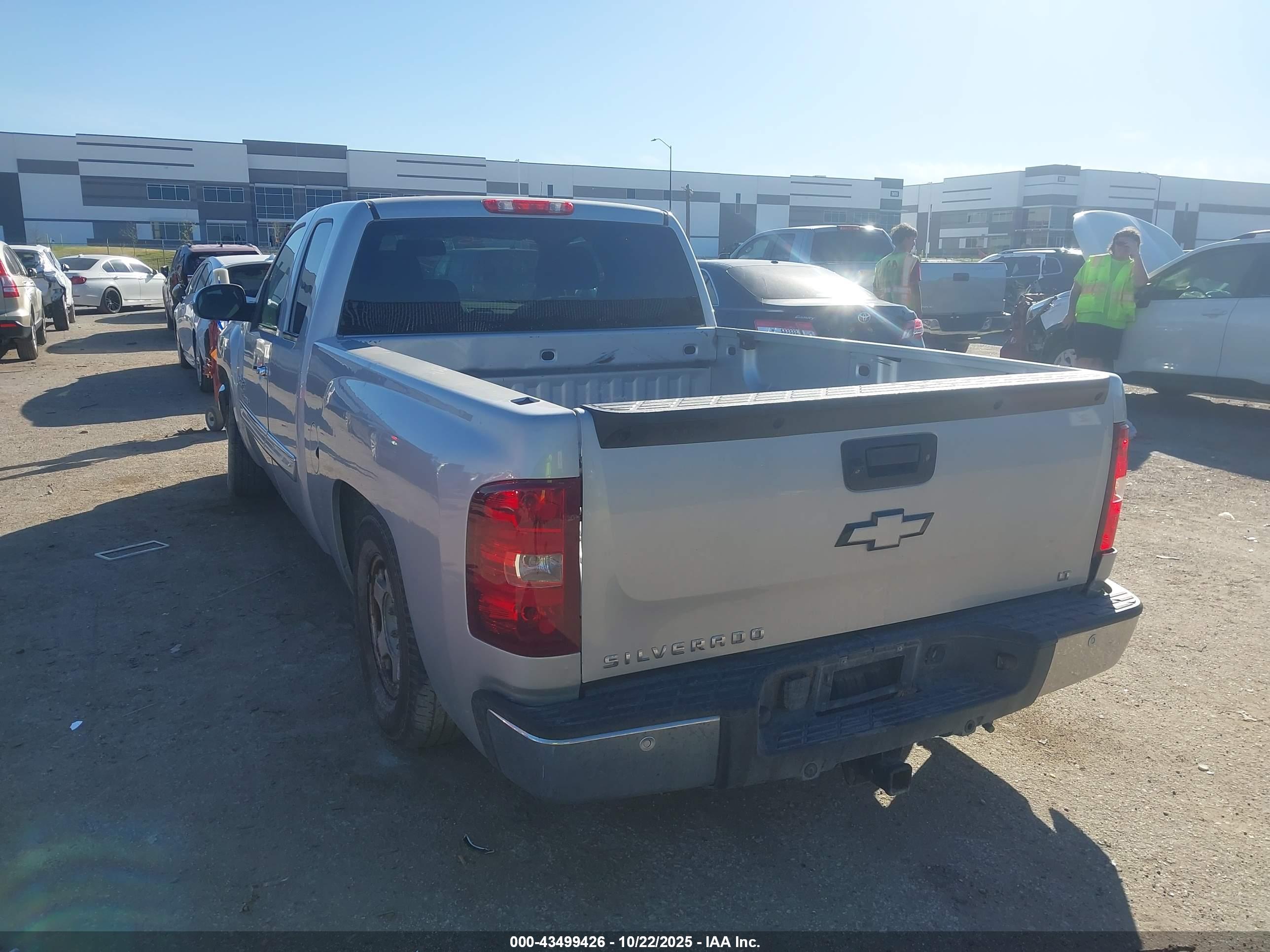 CHEVROLET SILVERADO image 3