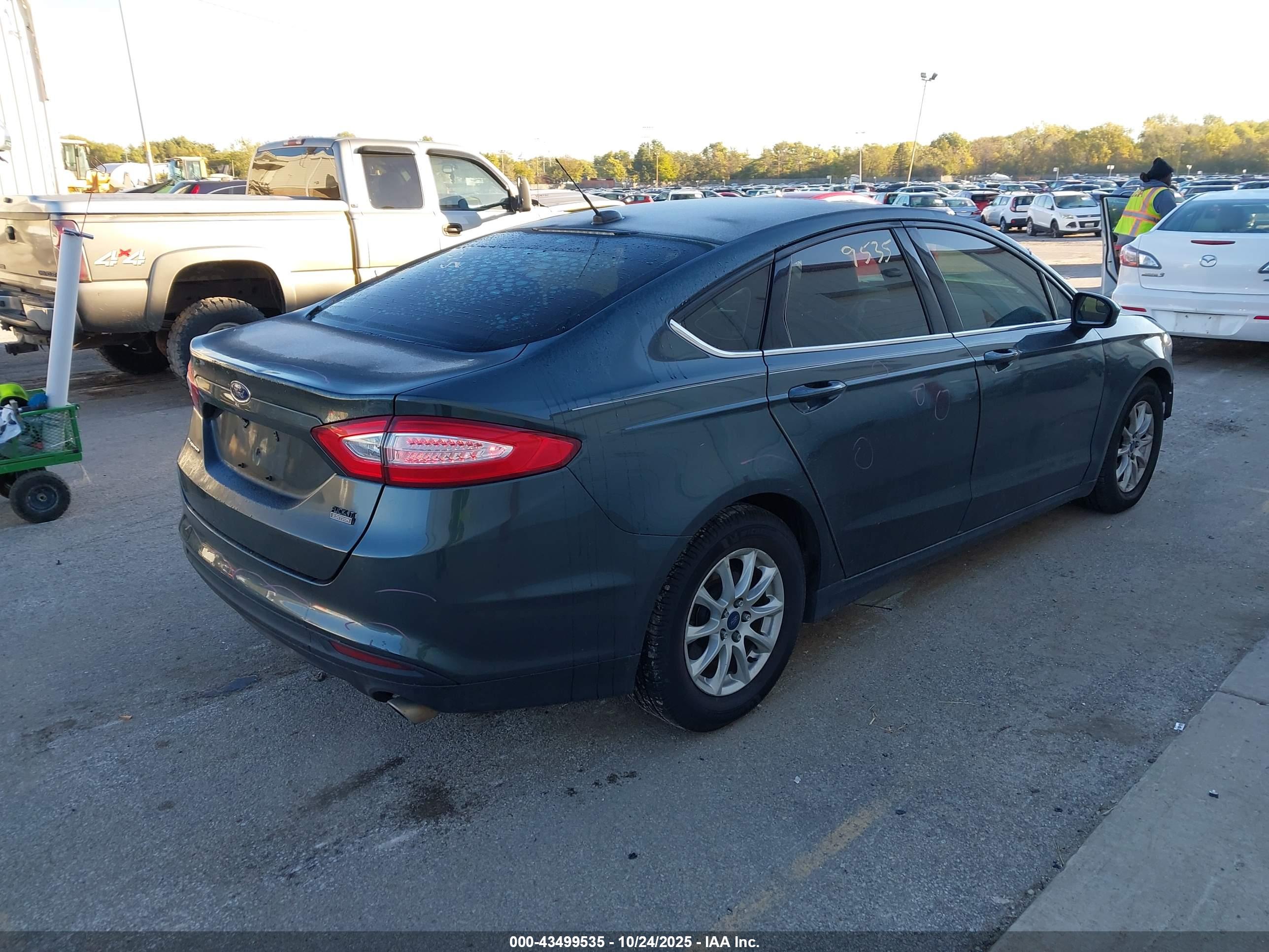 FORD FUSION image 4