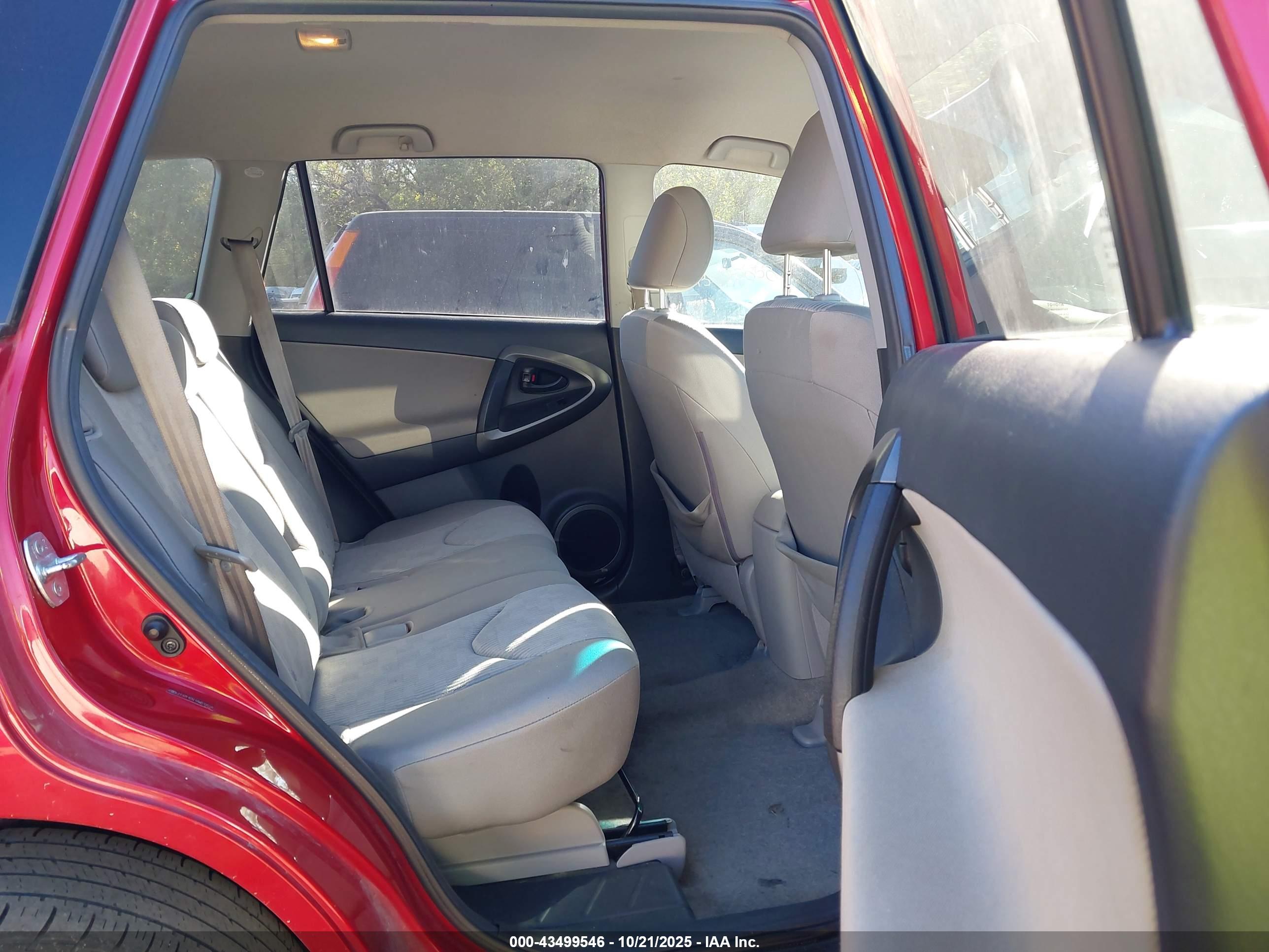 TOYOTA RAV4 image 8