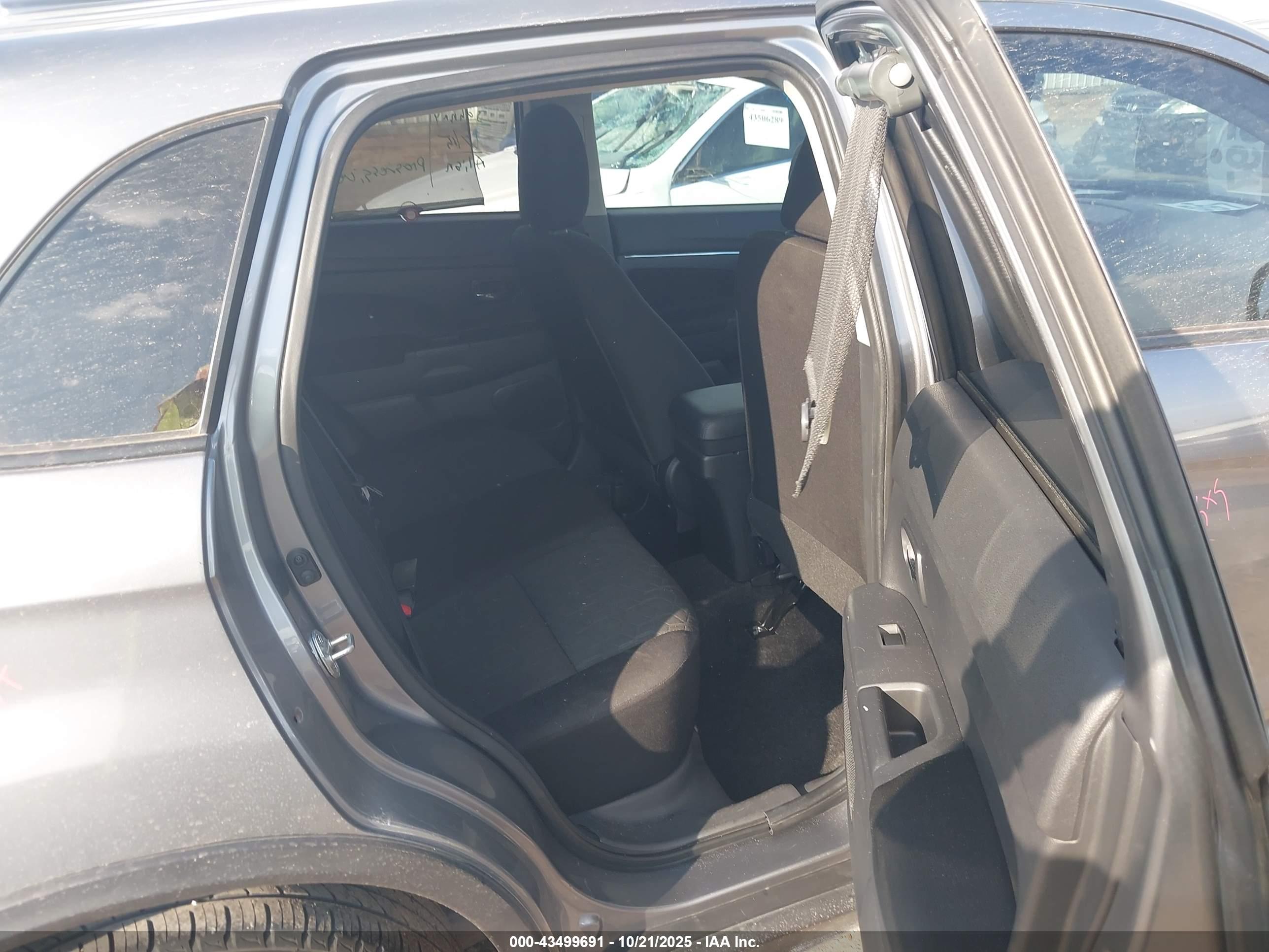 MITSUBISHI OUTLANDER image 8