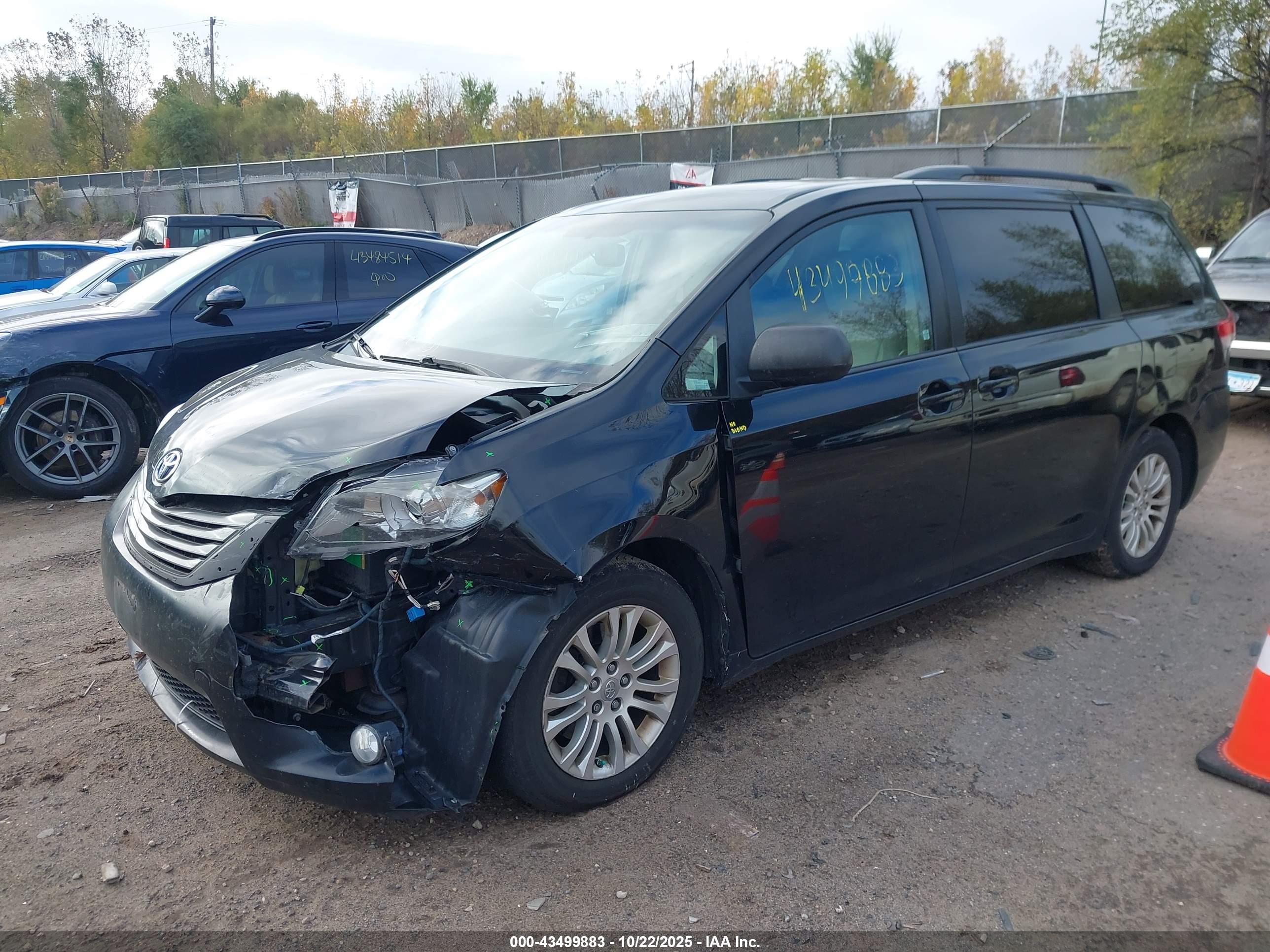 TOYOTA SIENNA image 2