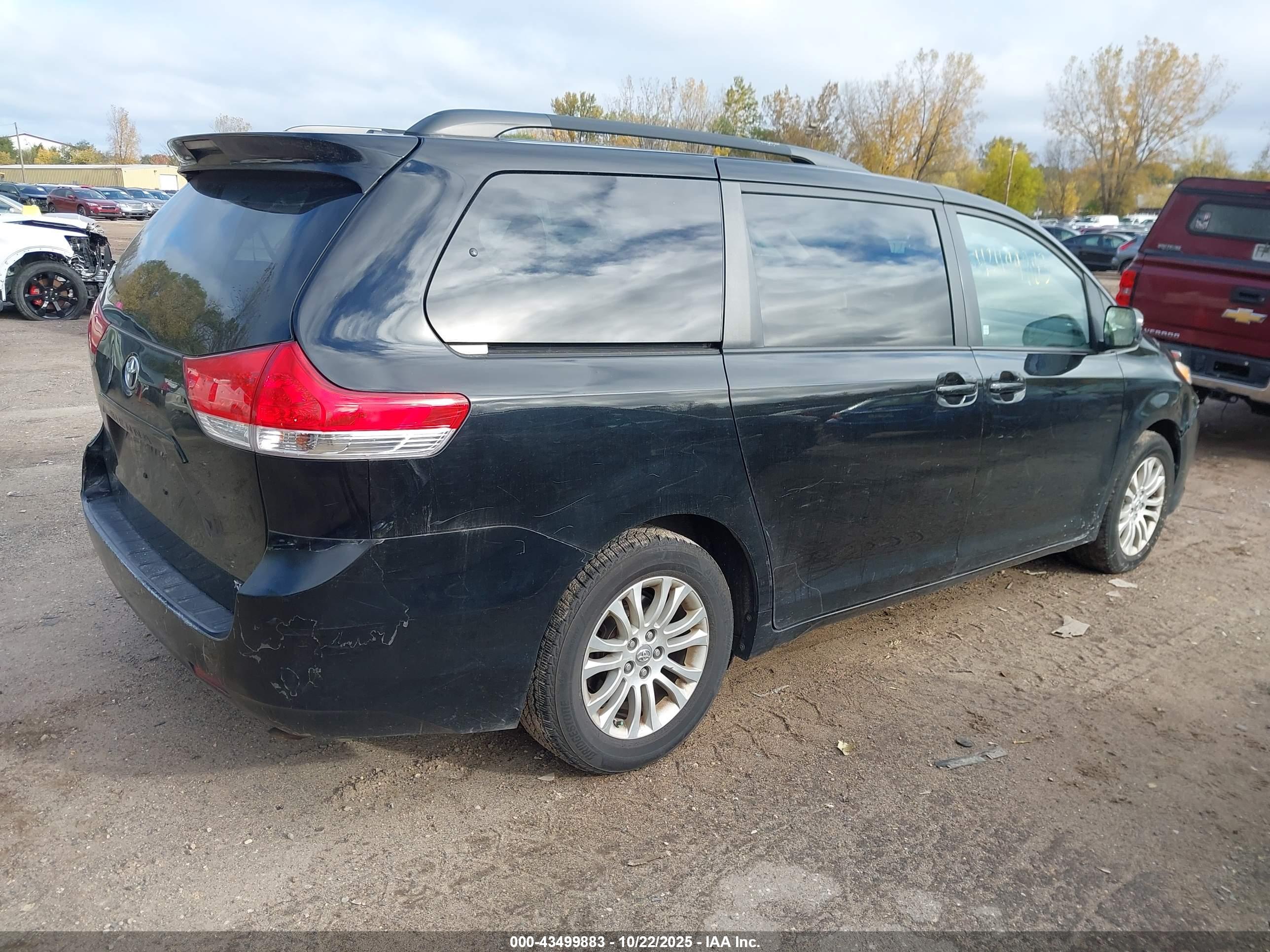 TOYOTA SIENNA image 4