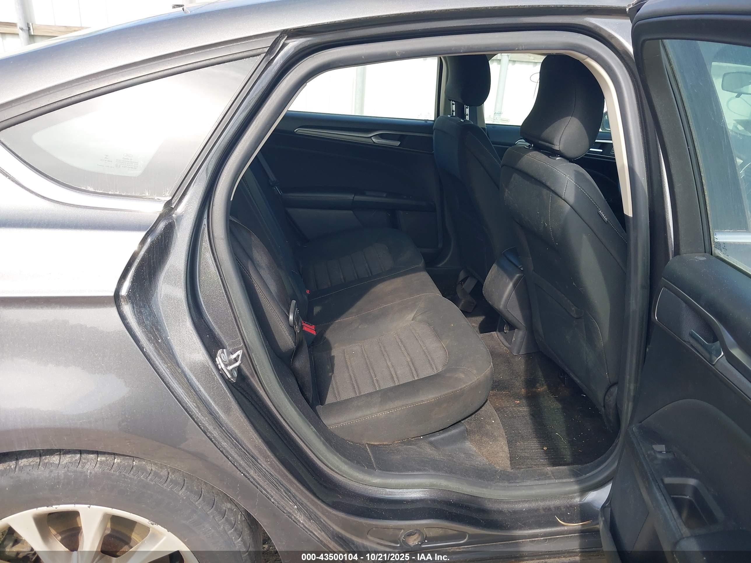 FORD FUSION image 8