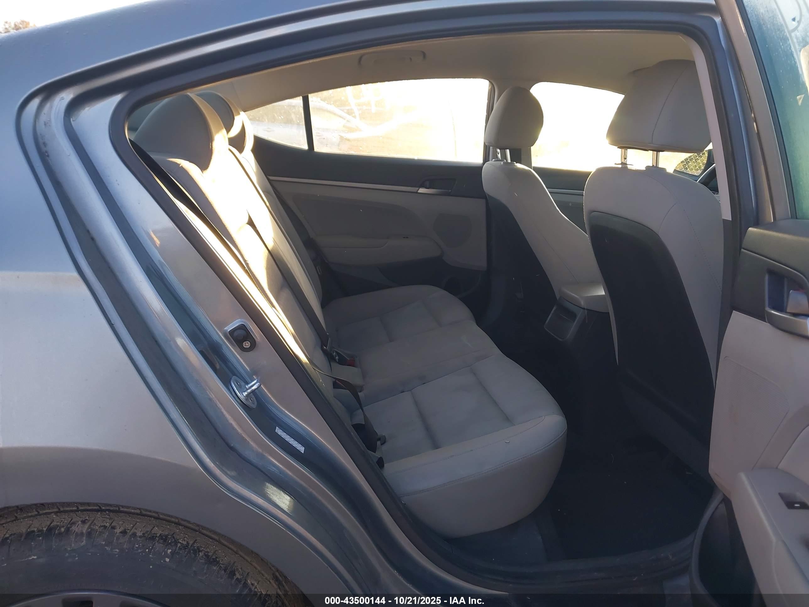 HYUNDAI ELANTRA image 8