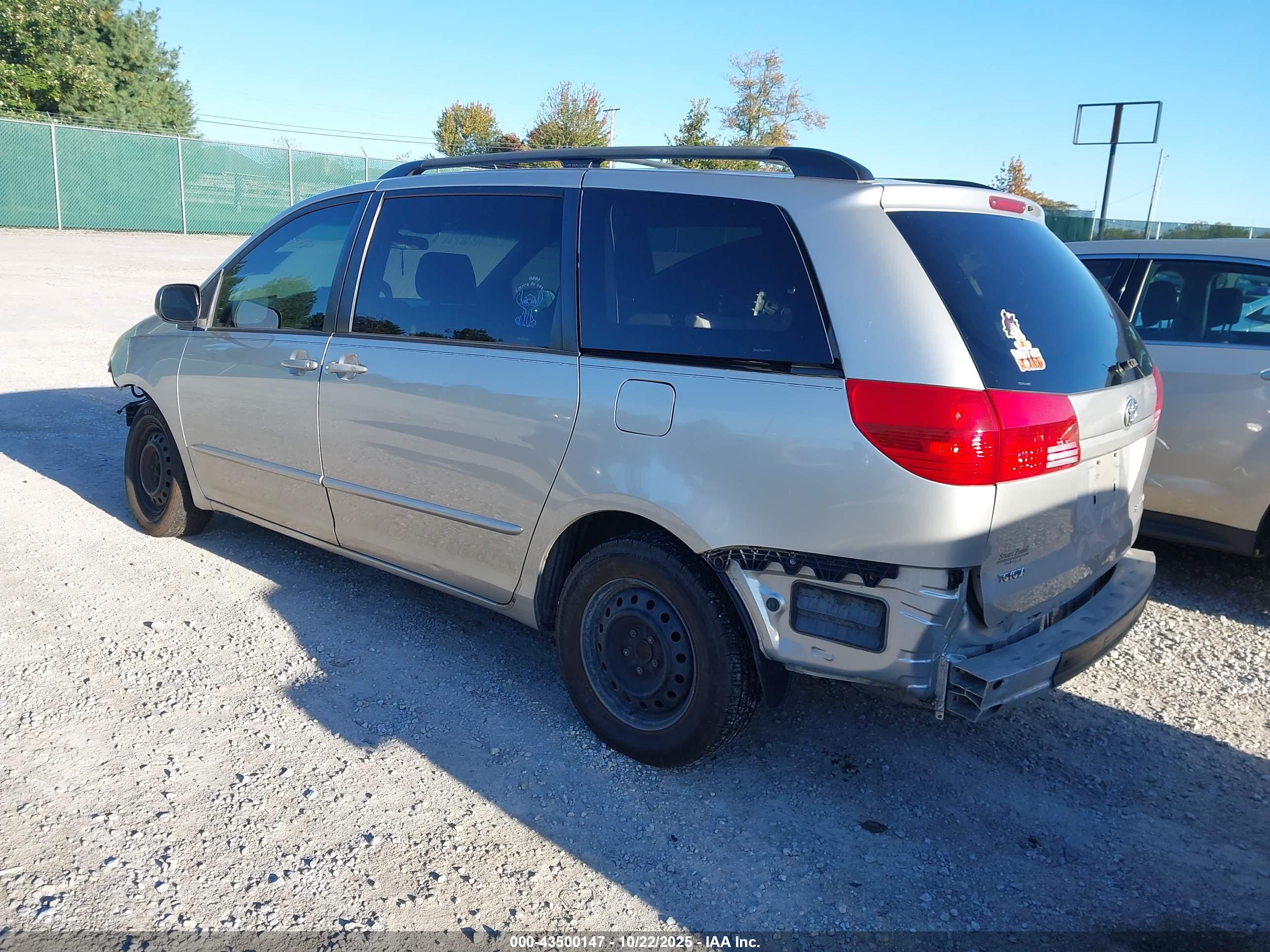 TOYOTA SIENNA image 3