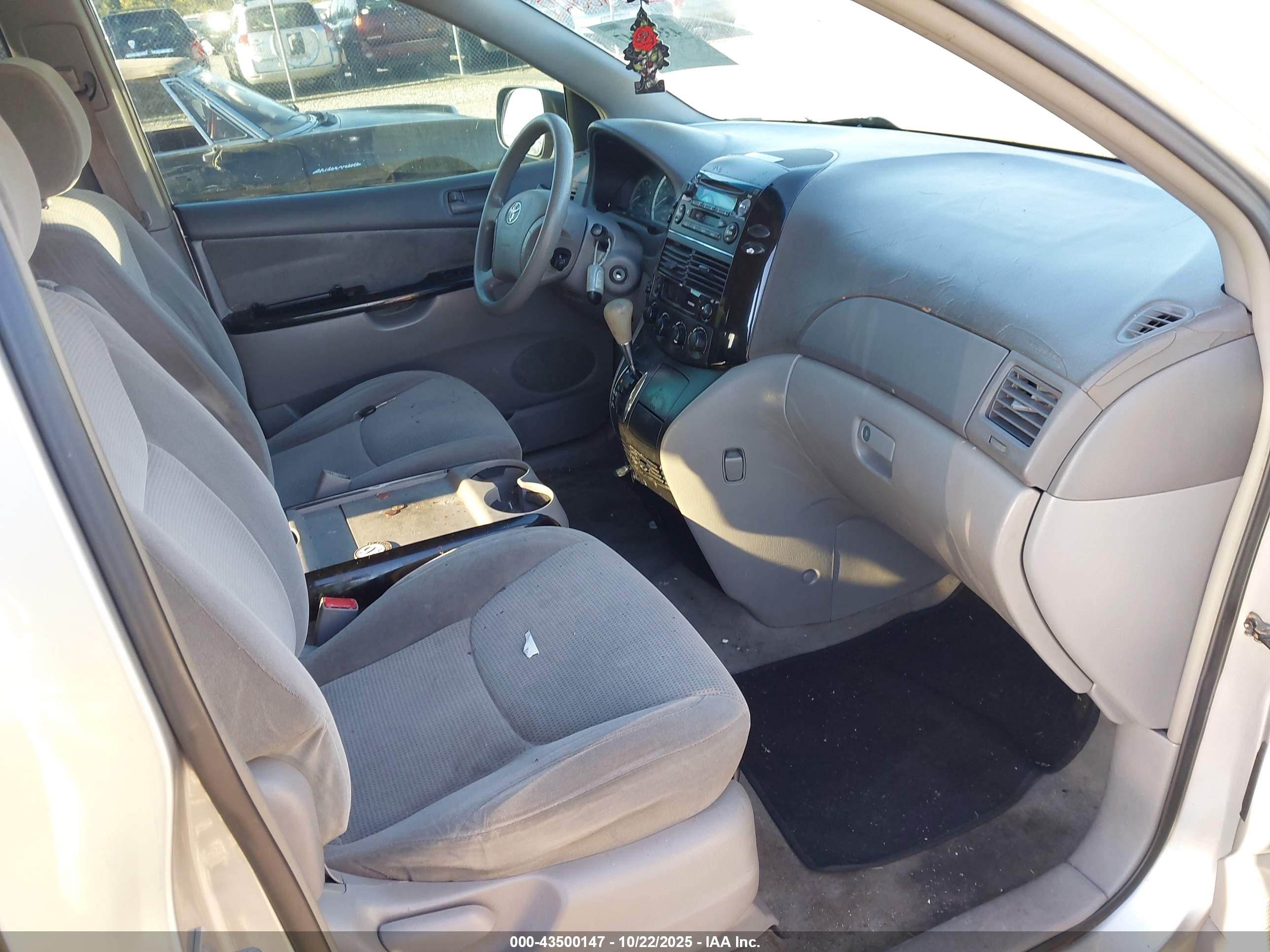 TOYOTA SIENNA image 5