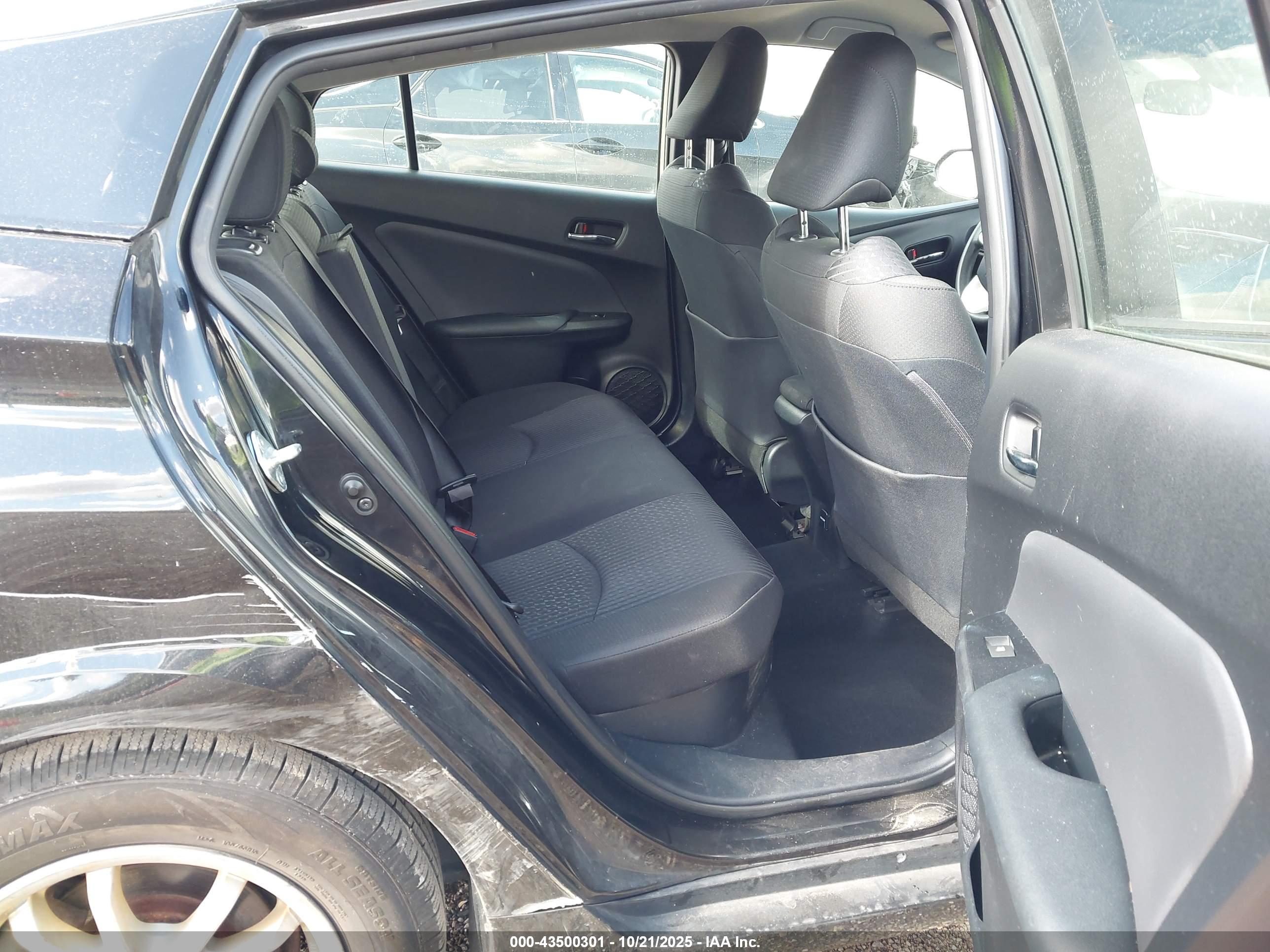TOYOTA PRIUS image 8