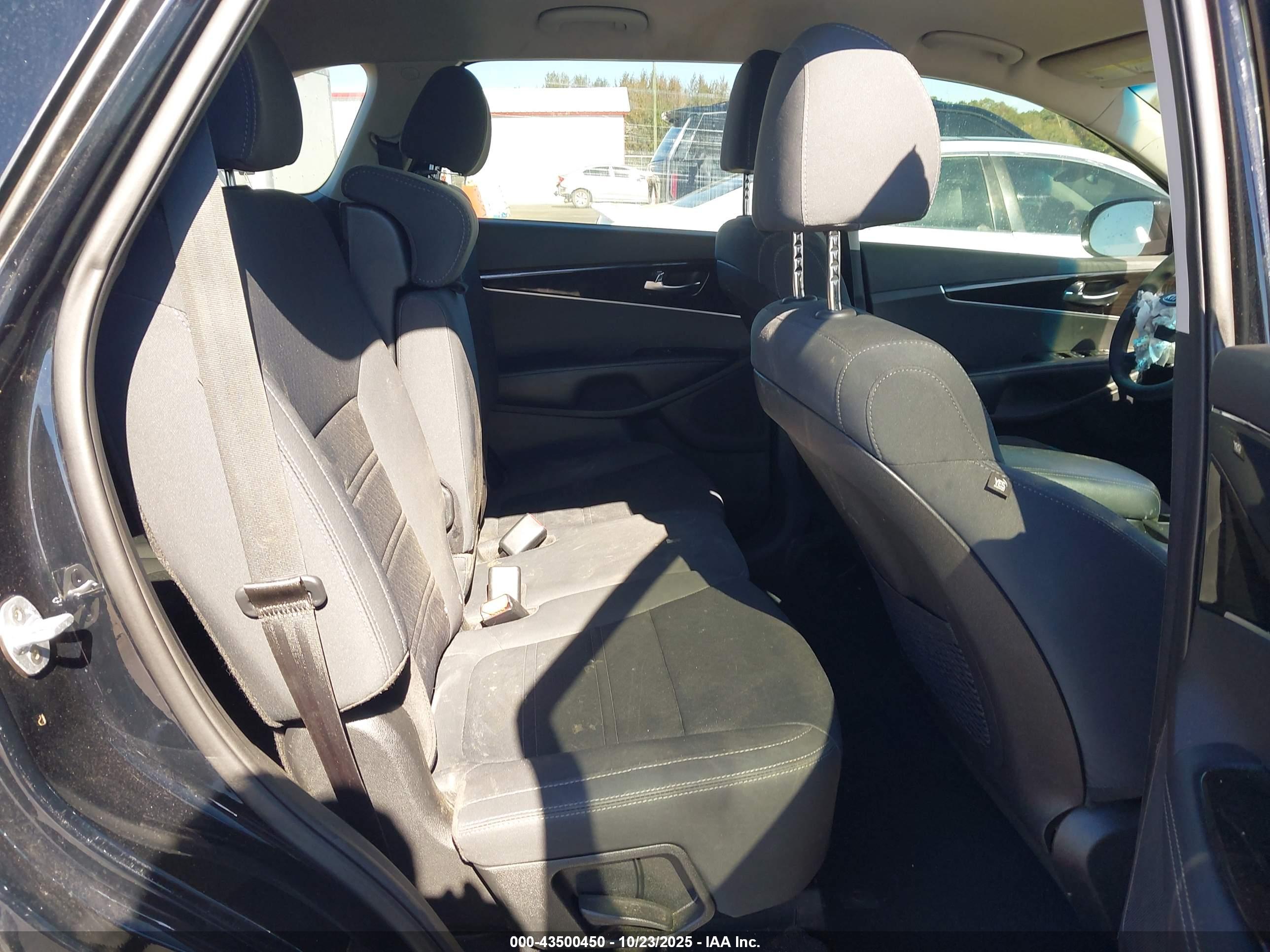 KIA SORENTO image 8