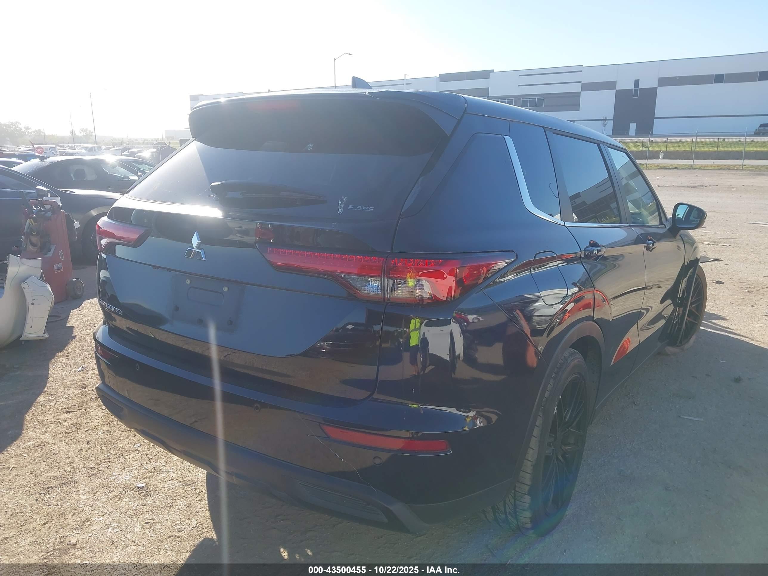 MITSUBISHI OUTLANDER image 4