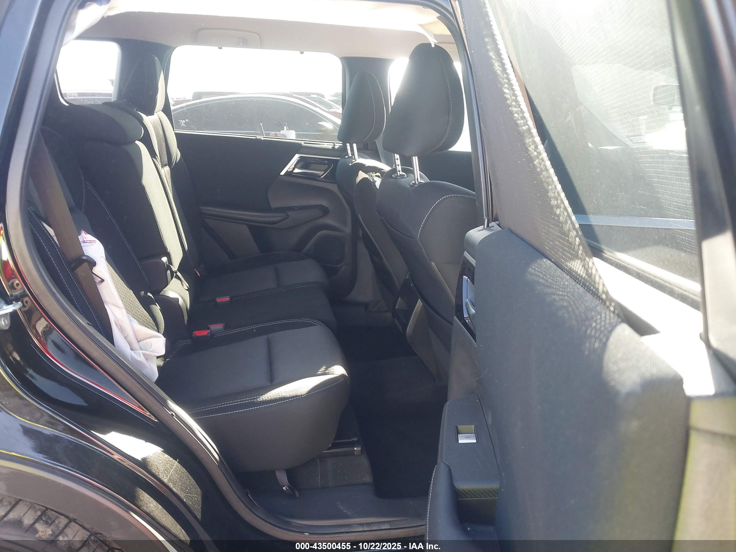 MITSUBISHI OUTLANDER image 8