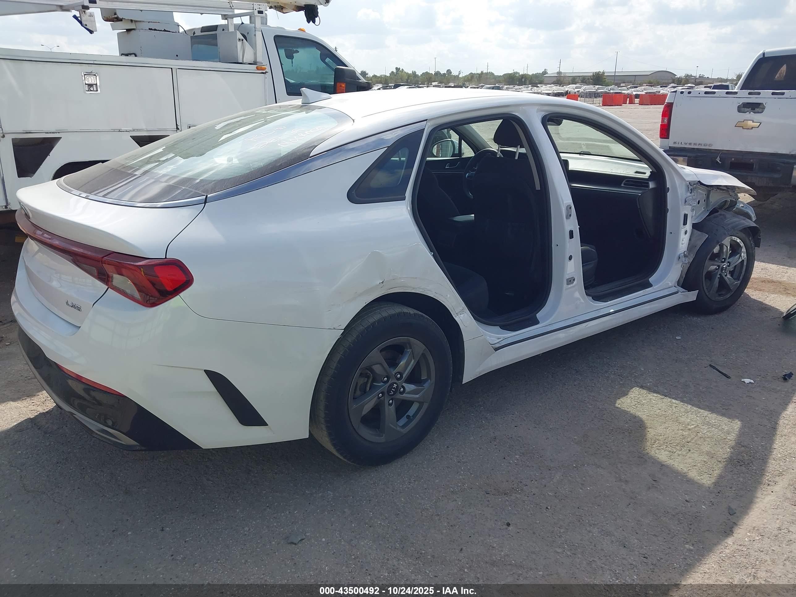 KIA K5 image 4