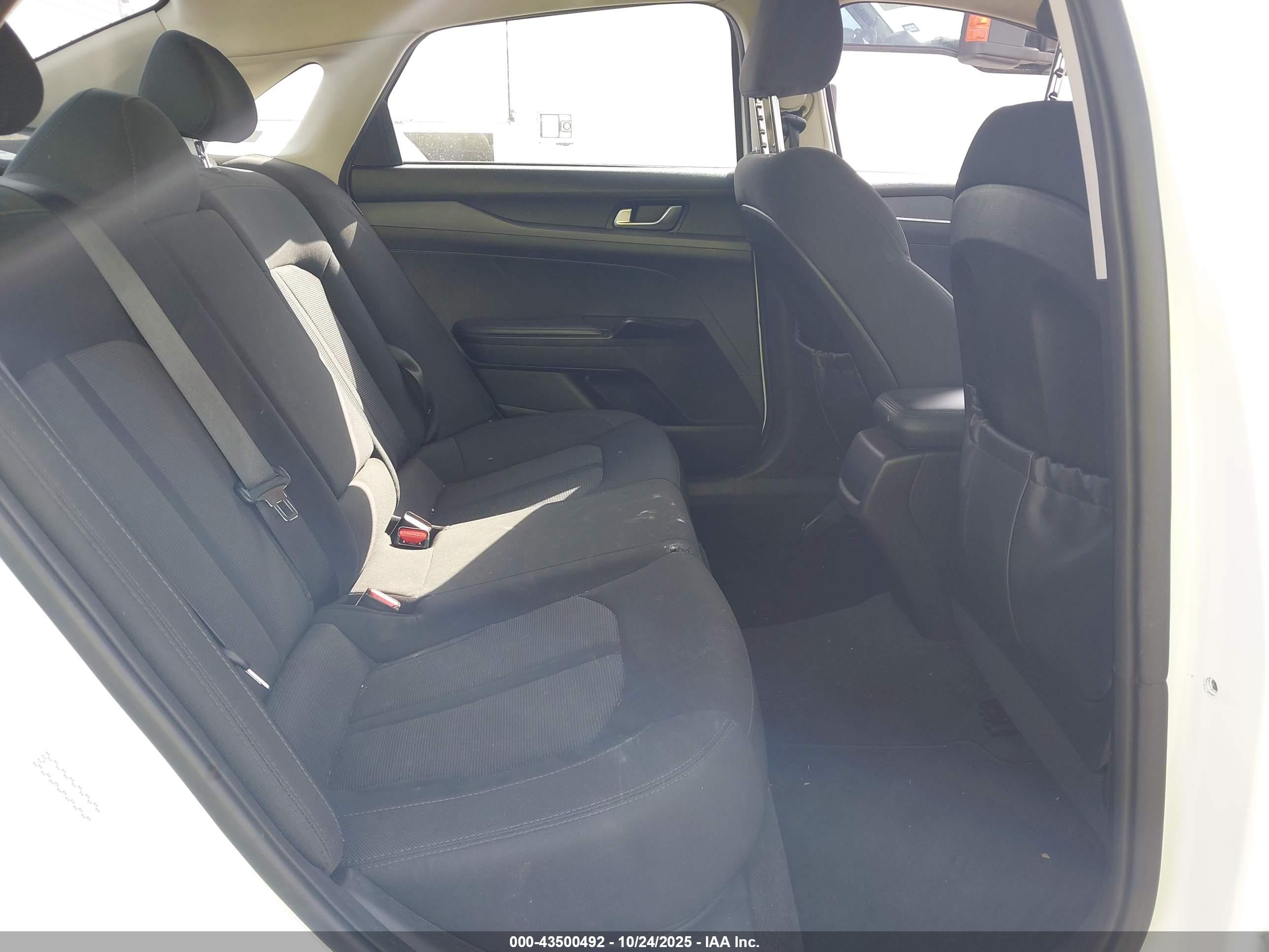 KIA K5 image 8