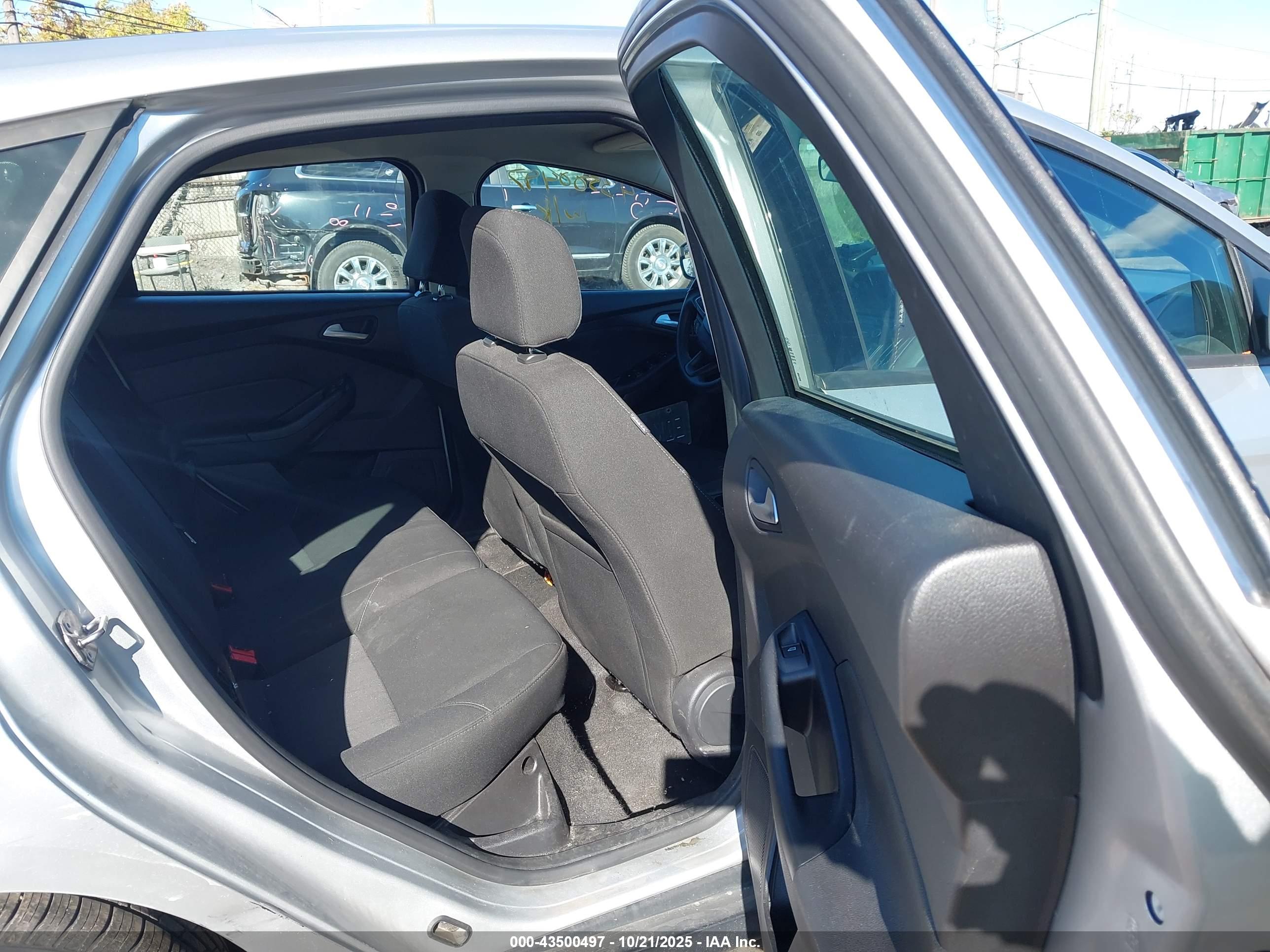 FORD FOCUS image 8