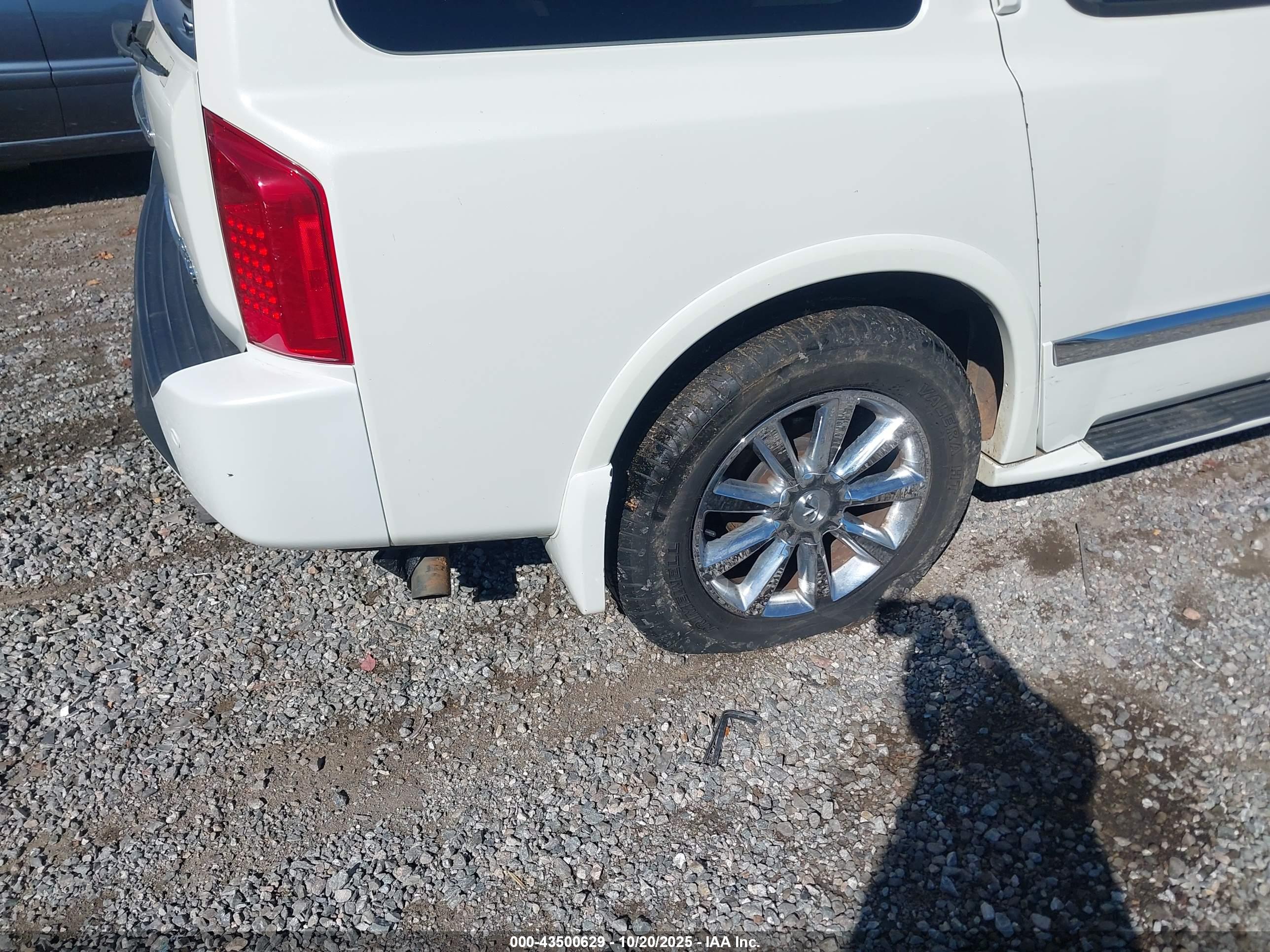 INFINITI QX56 image 6