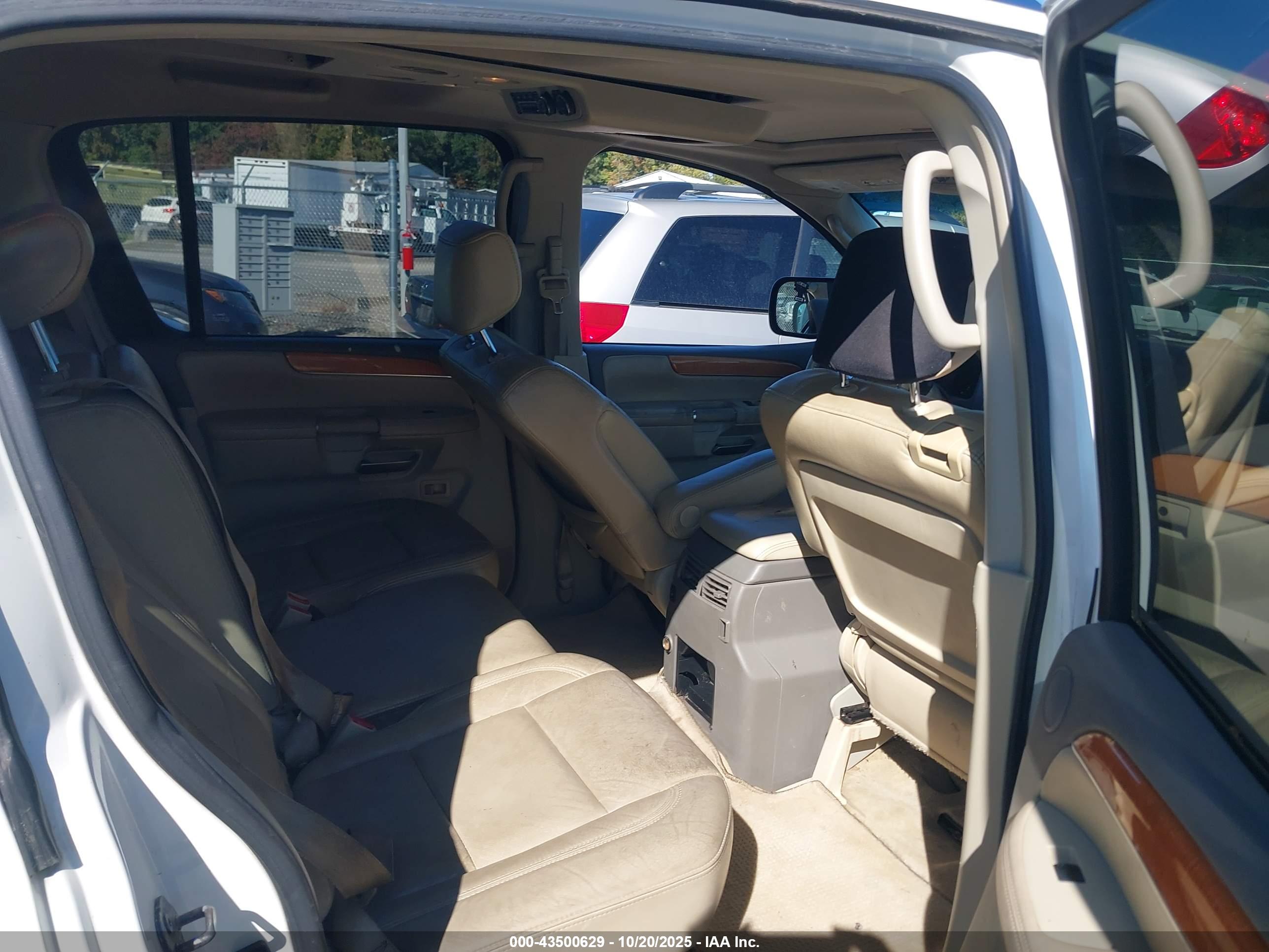 INFINITI QX56 image 8