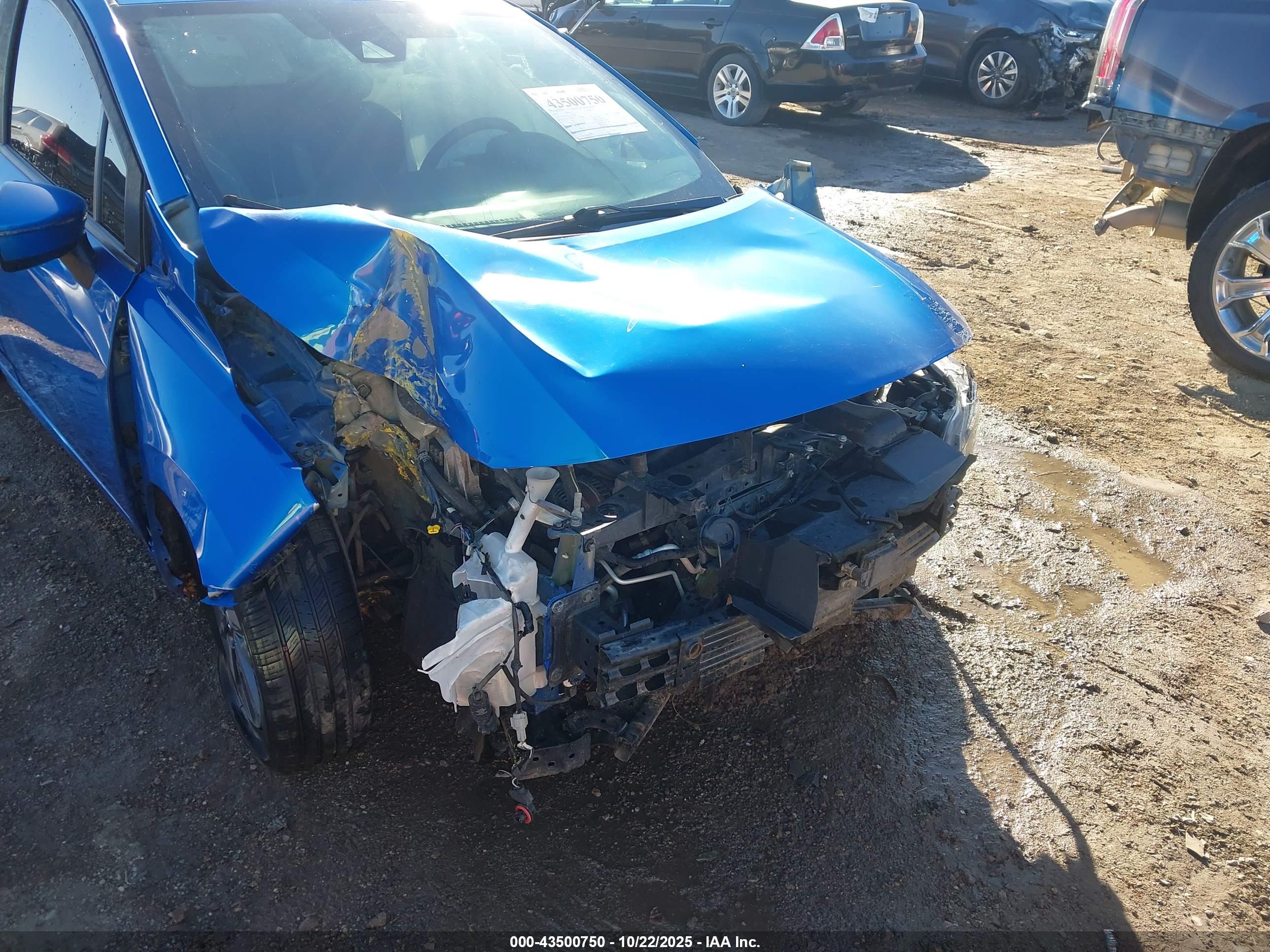 NISSAN VERSA image 6