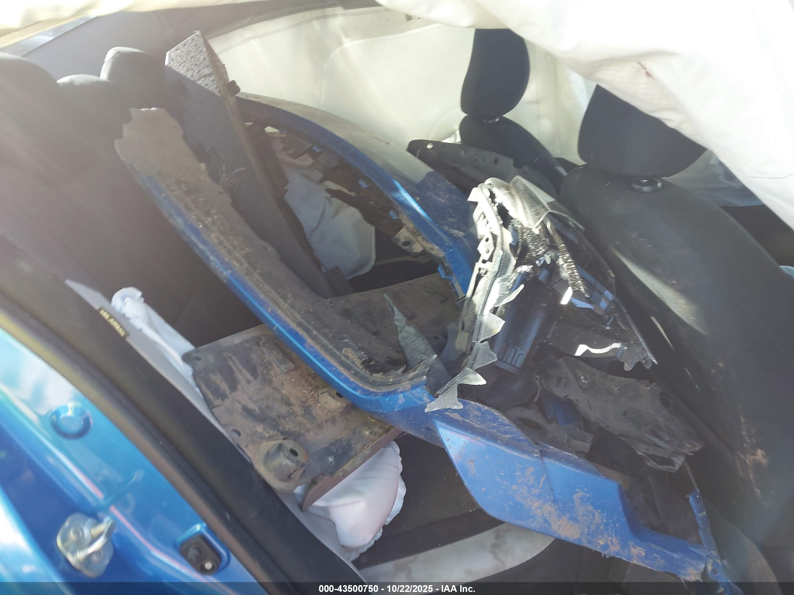NISSAN VERSA image 8