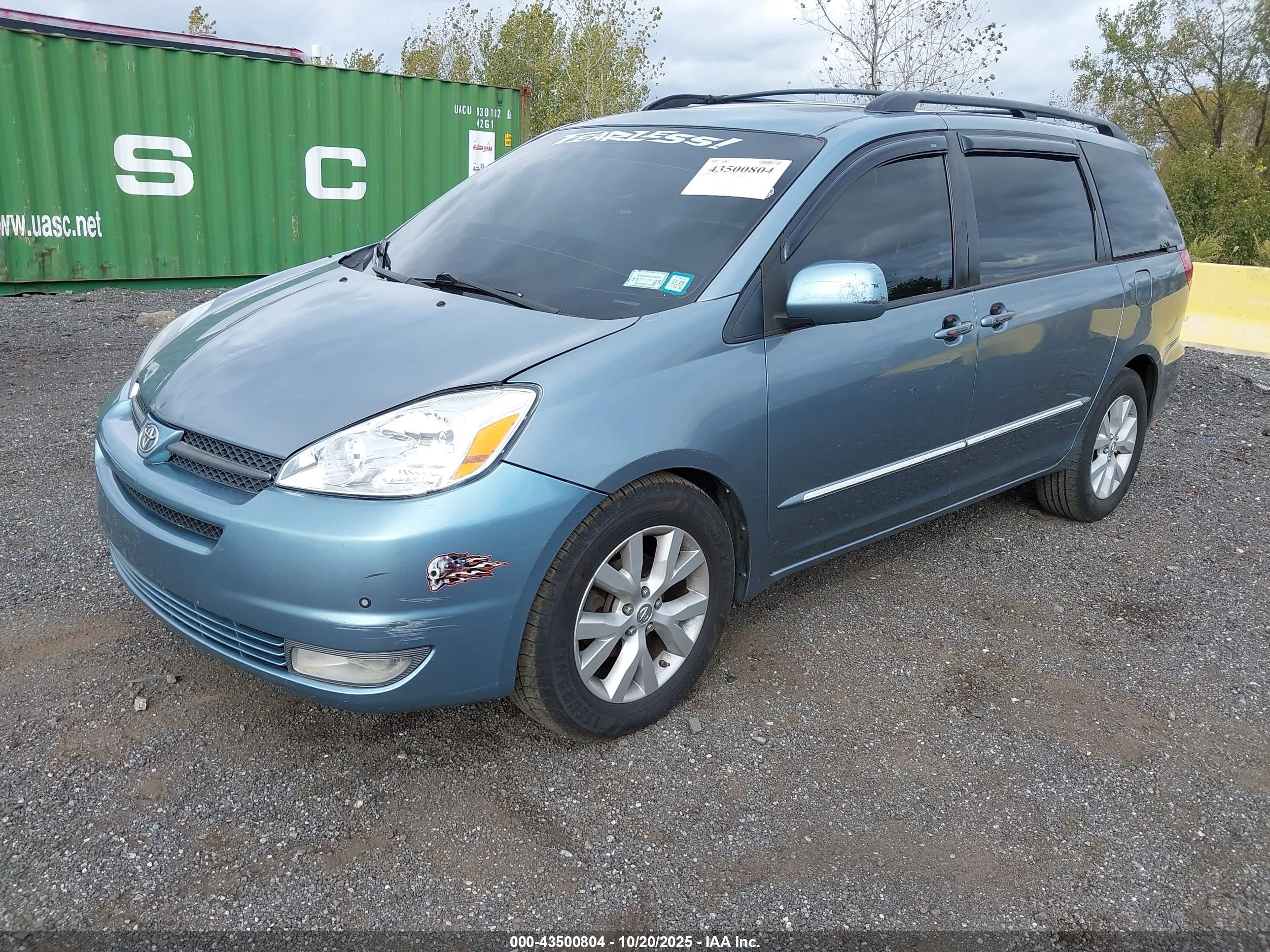 TOYOTA SIENNA image 2