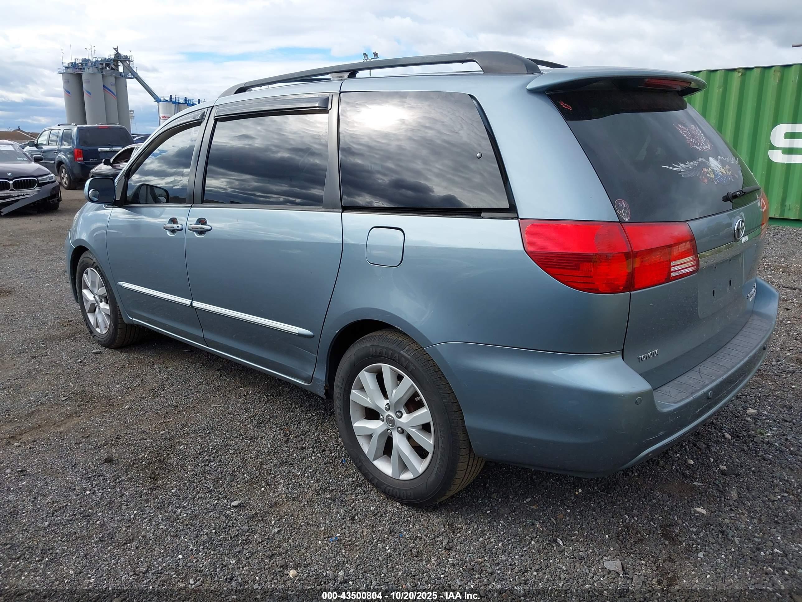 TOYOTA SIENNA image 3