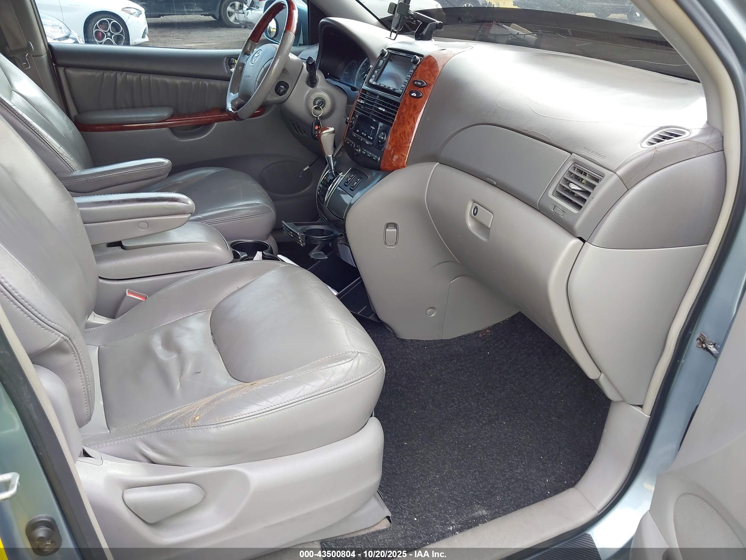 TOYOTA SIENNA image 5