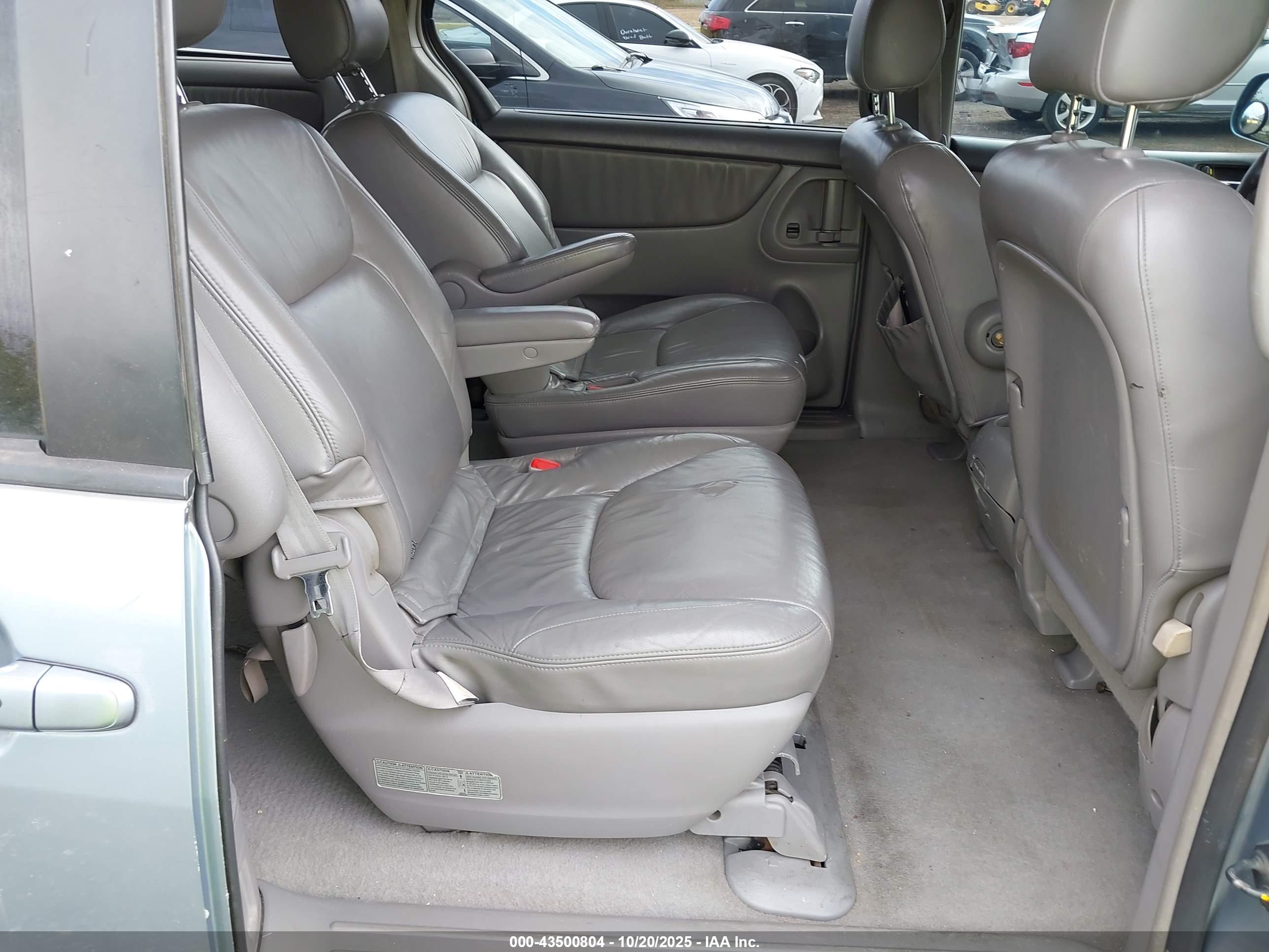 TOYOTA SIENNA image 8