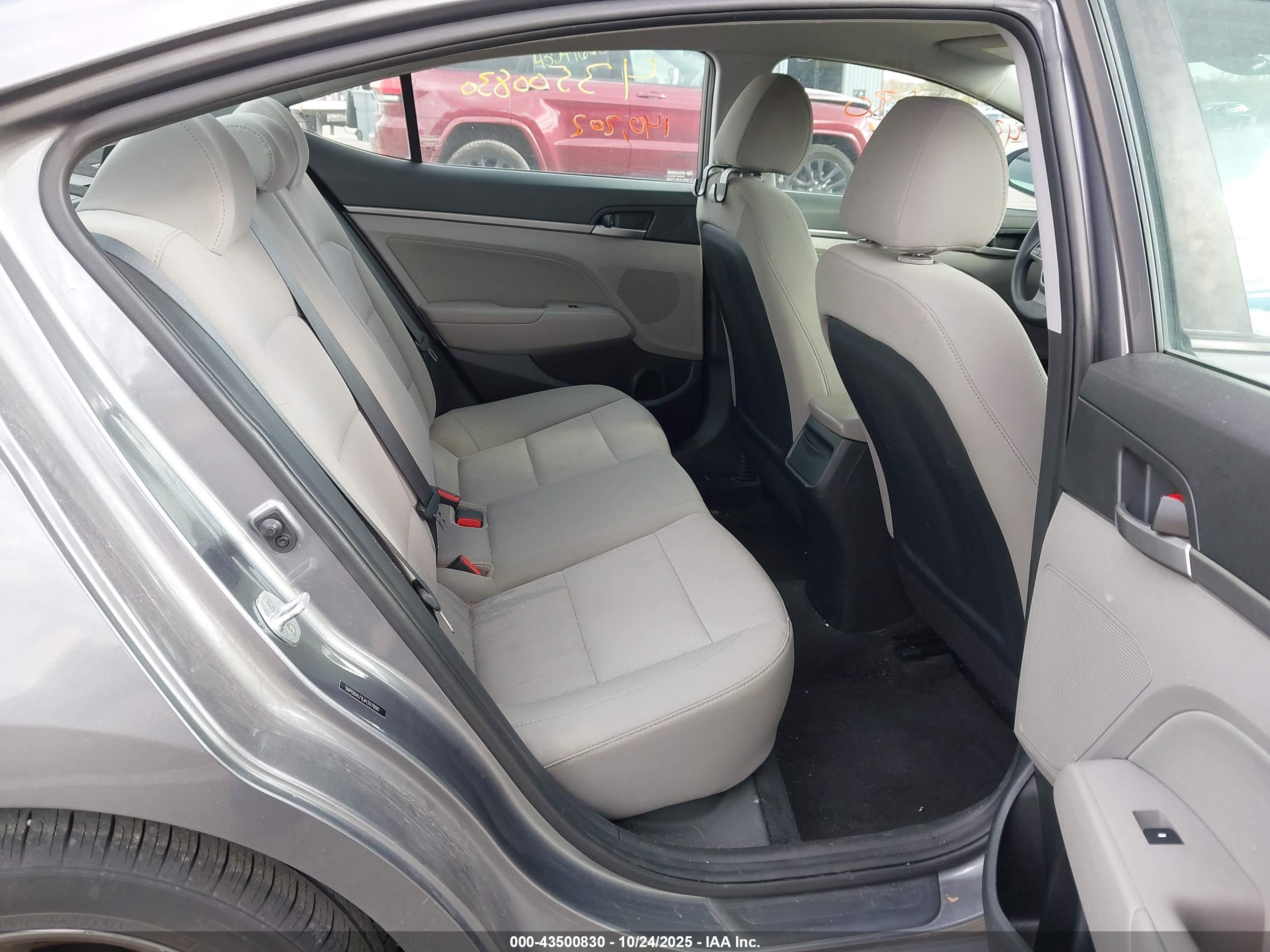 HYUNDAI ELANTRA image 8