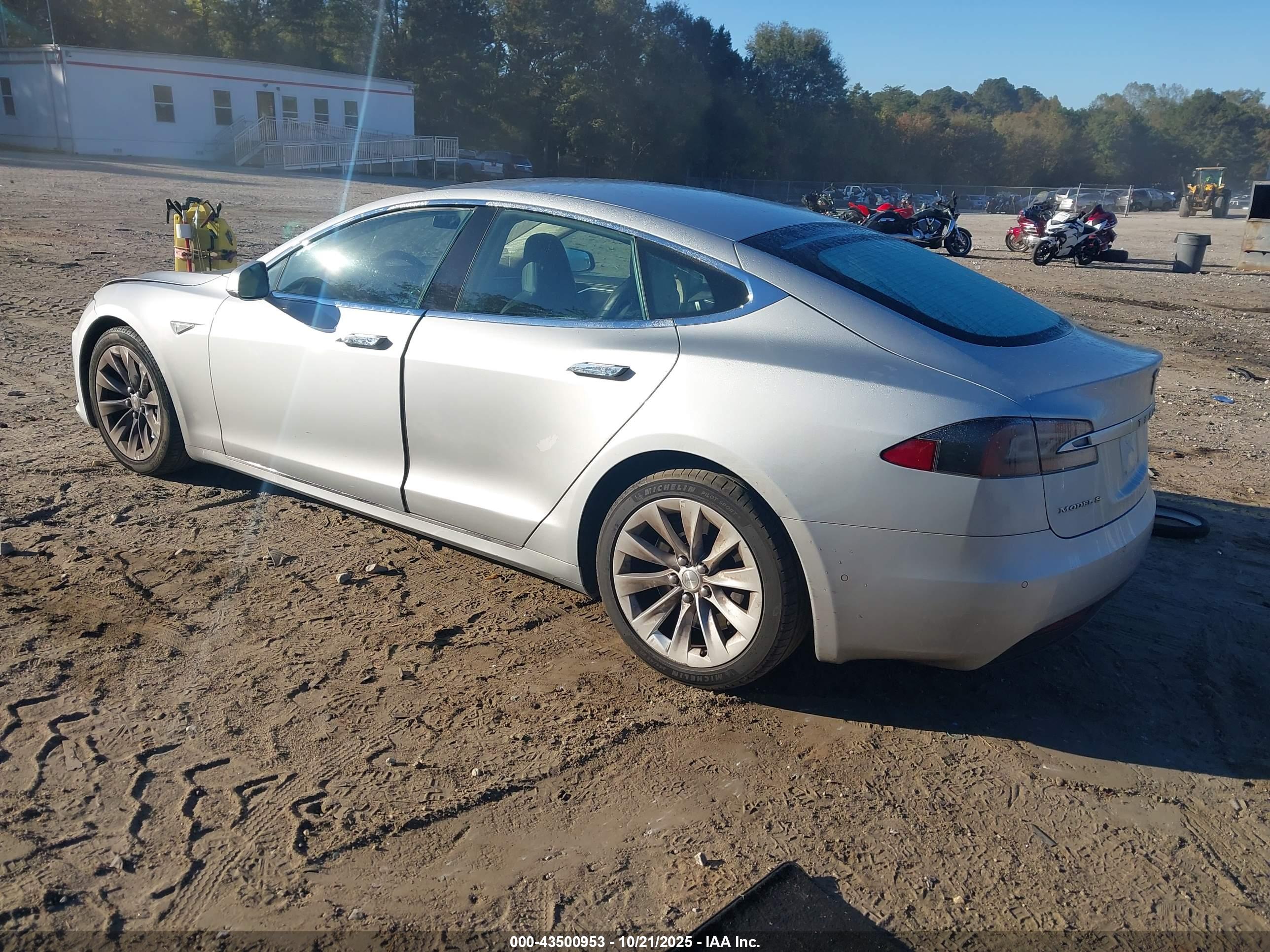 TESLA MODEL image 3