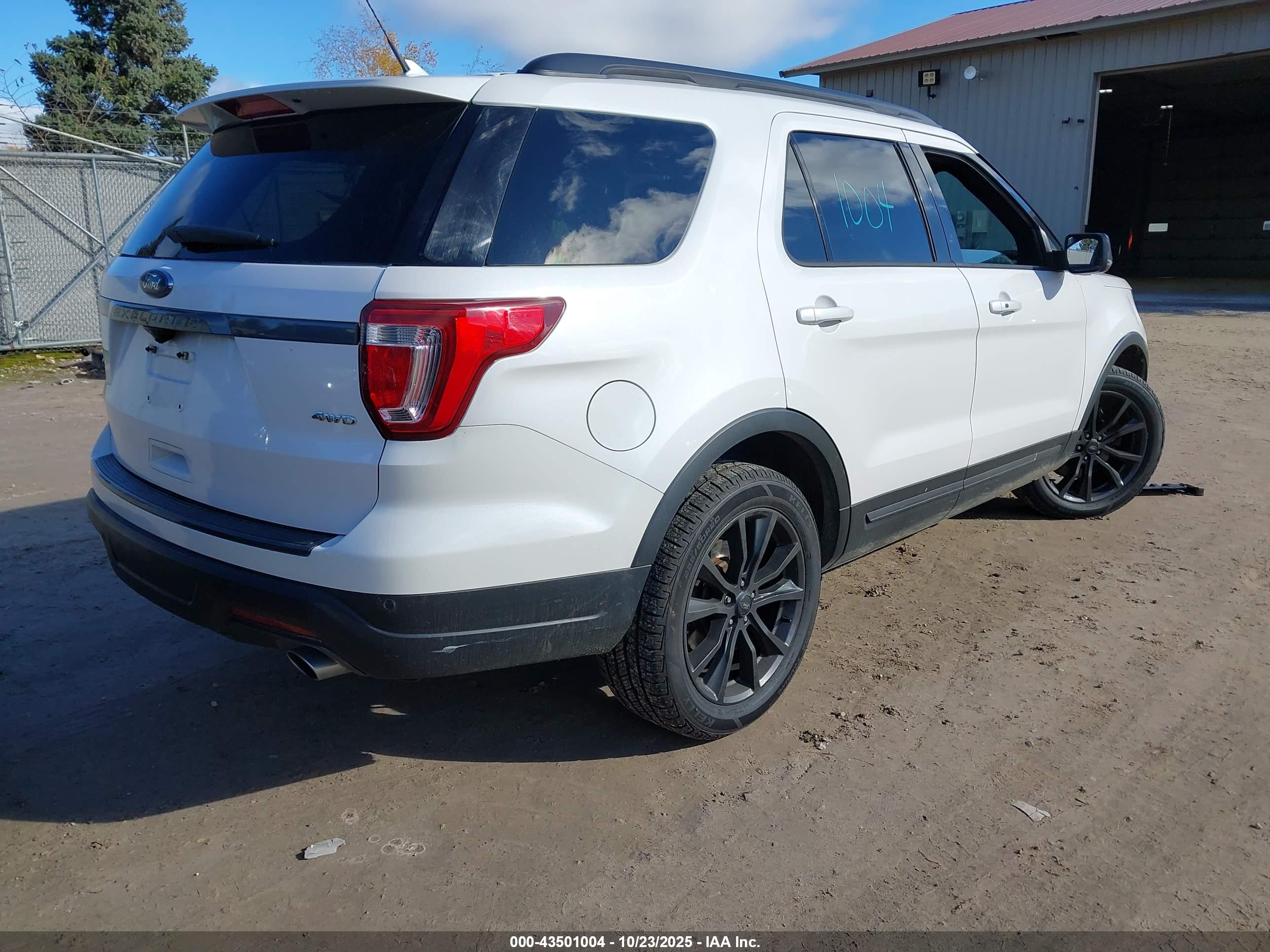 FORD EXPLORER image 4