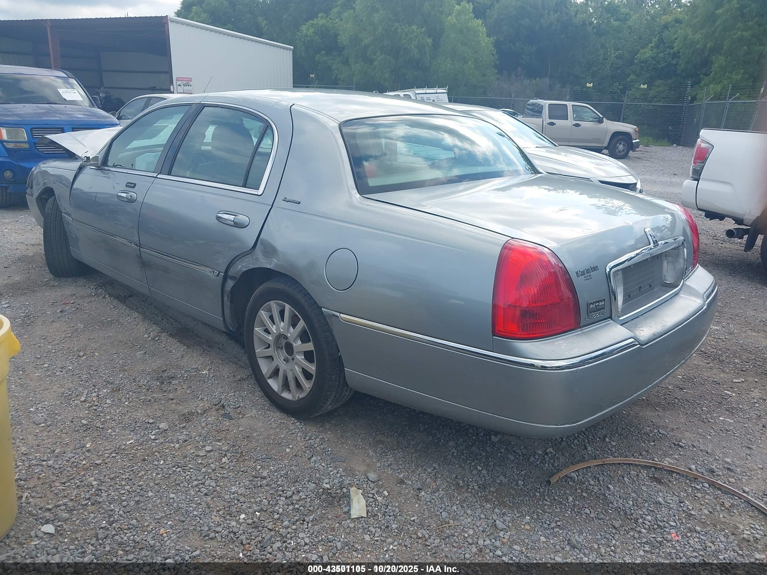 LINCOLN TOWN image 3