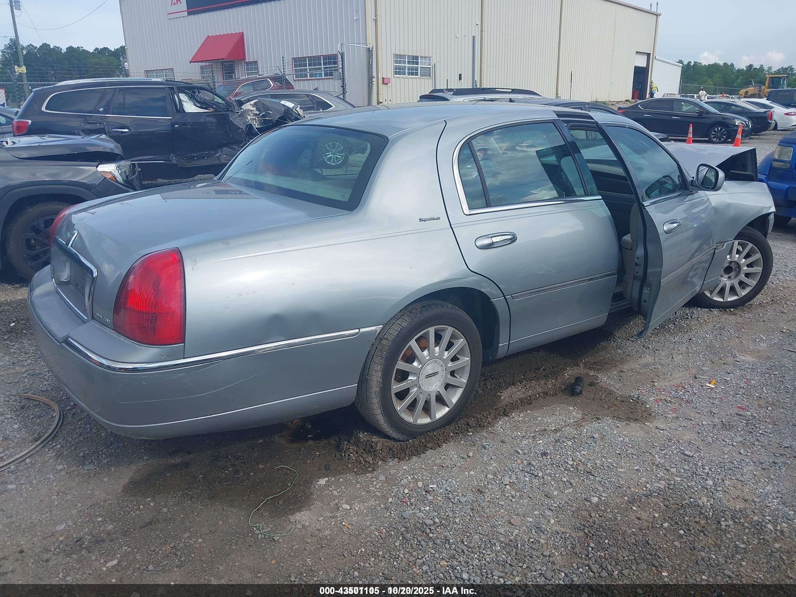 LINCOLN TOWN image 4