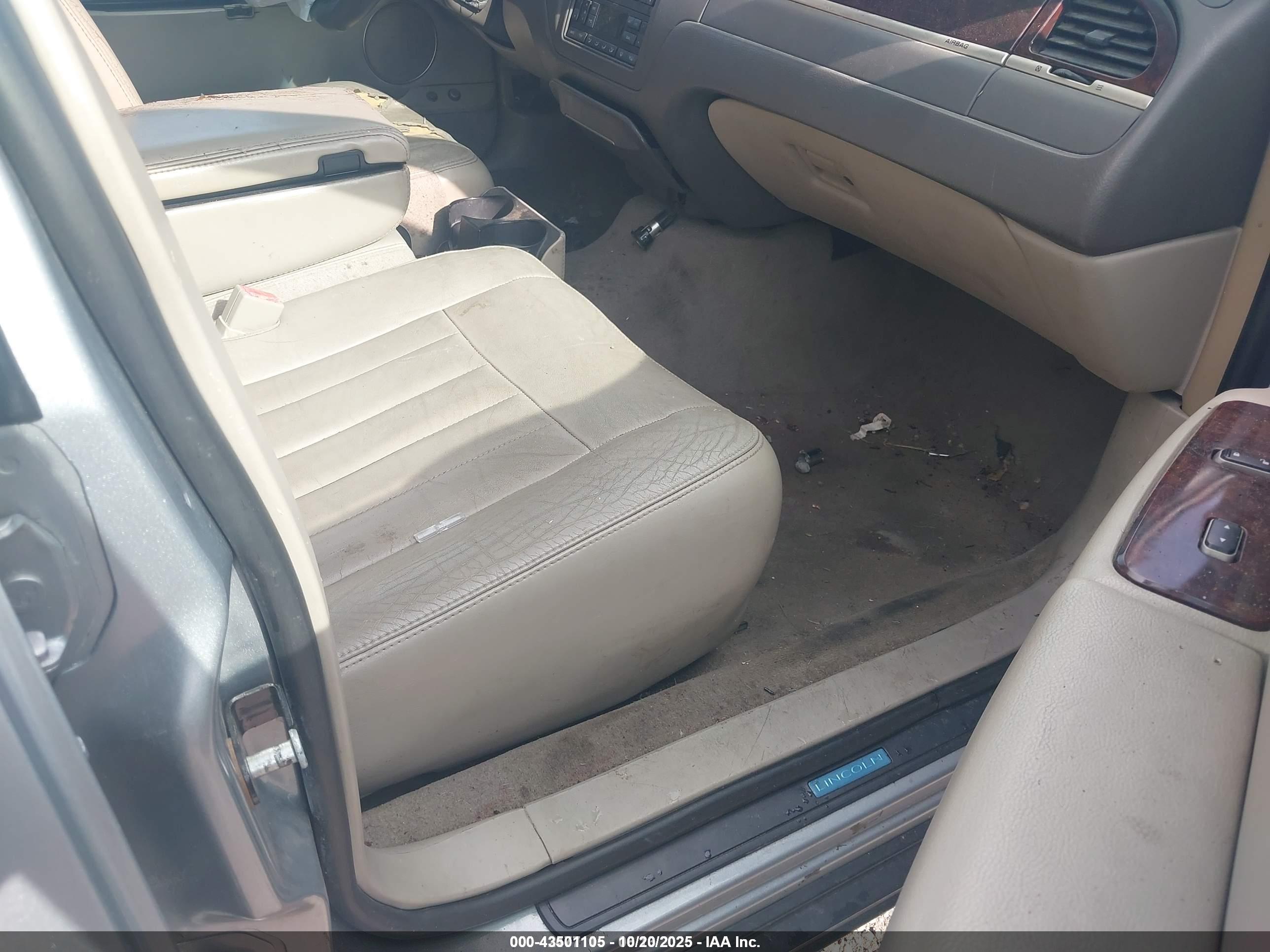 LINCOLN TOWN image 5