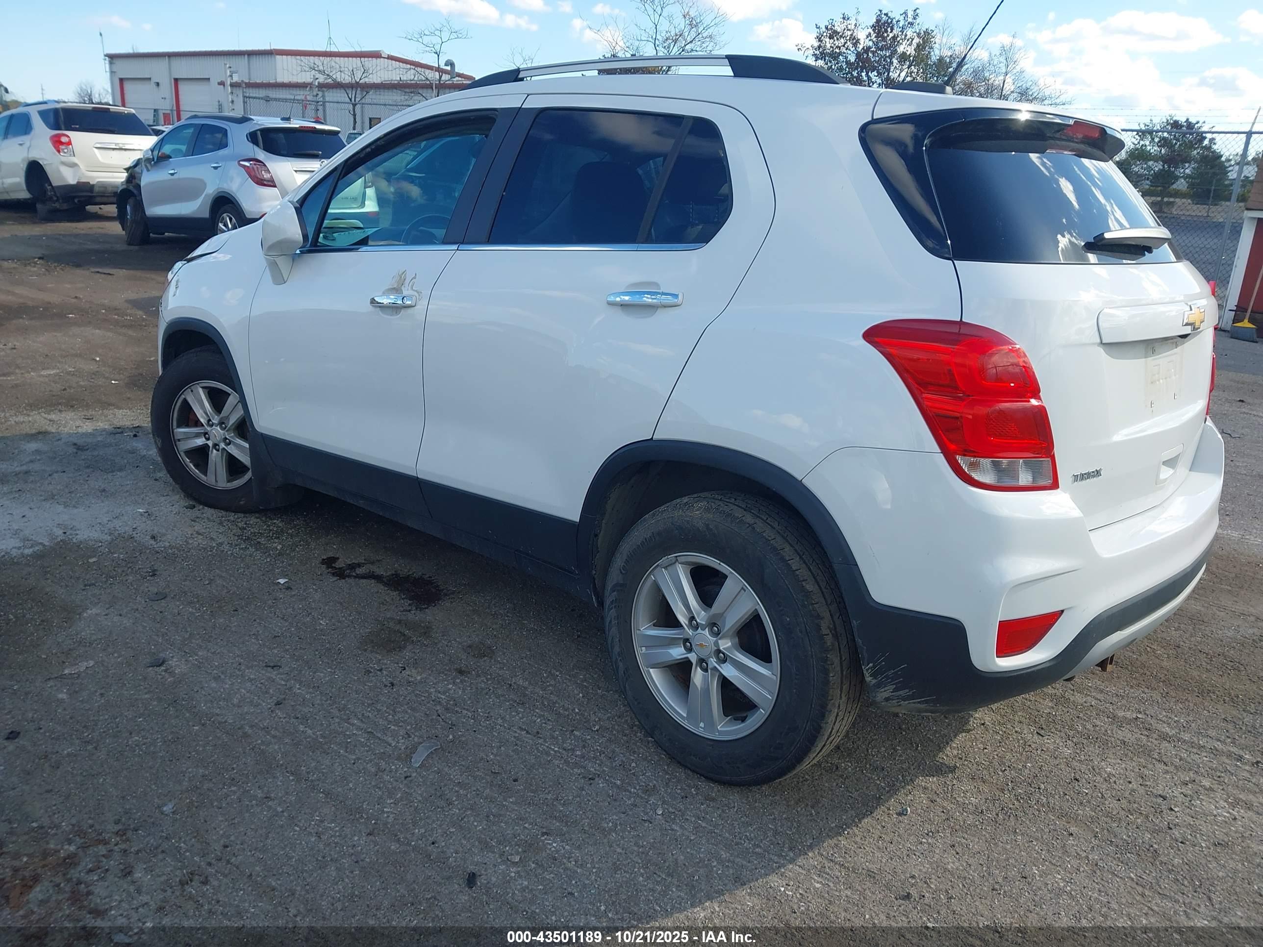 CHEVROLET TRAX image 3