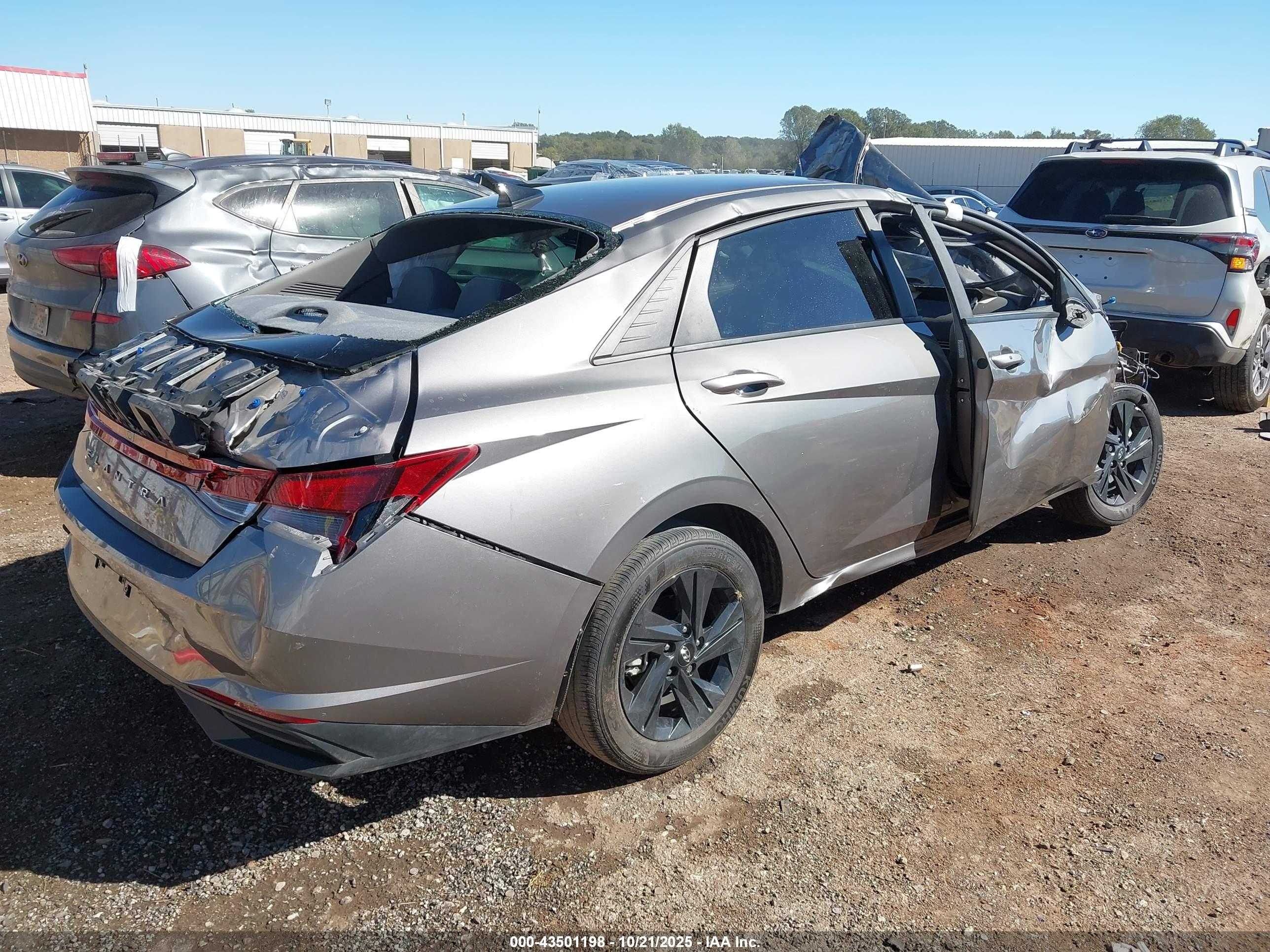 HYUNDAI ELANTRA image 4