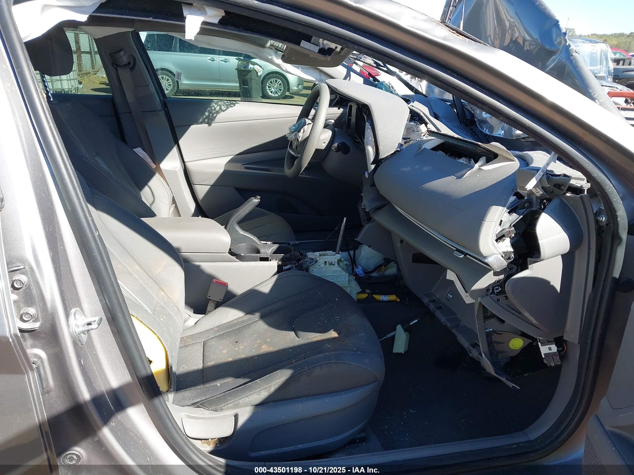 HYUNDAI ELANTRA image 8