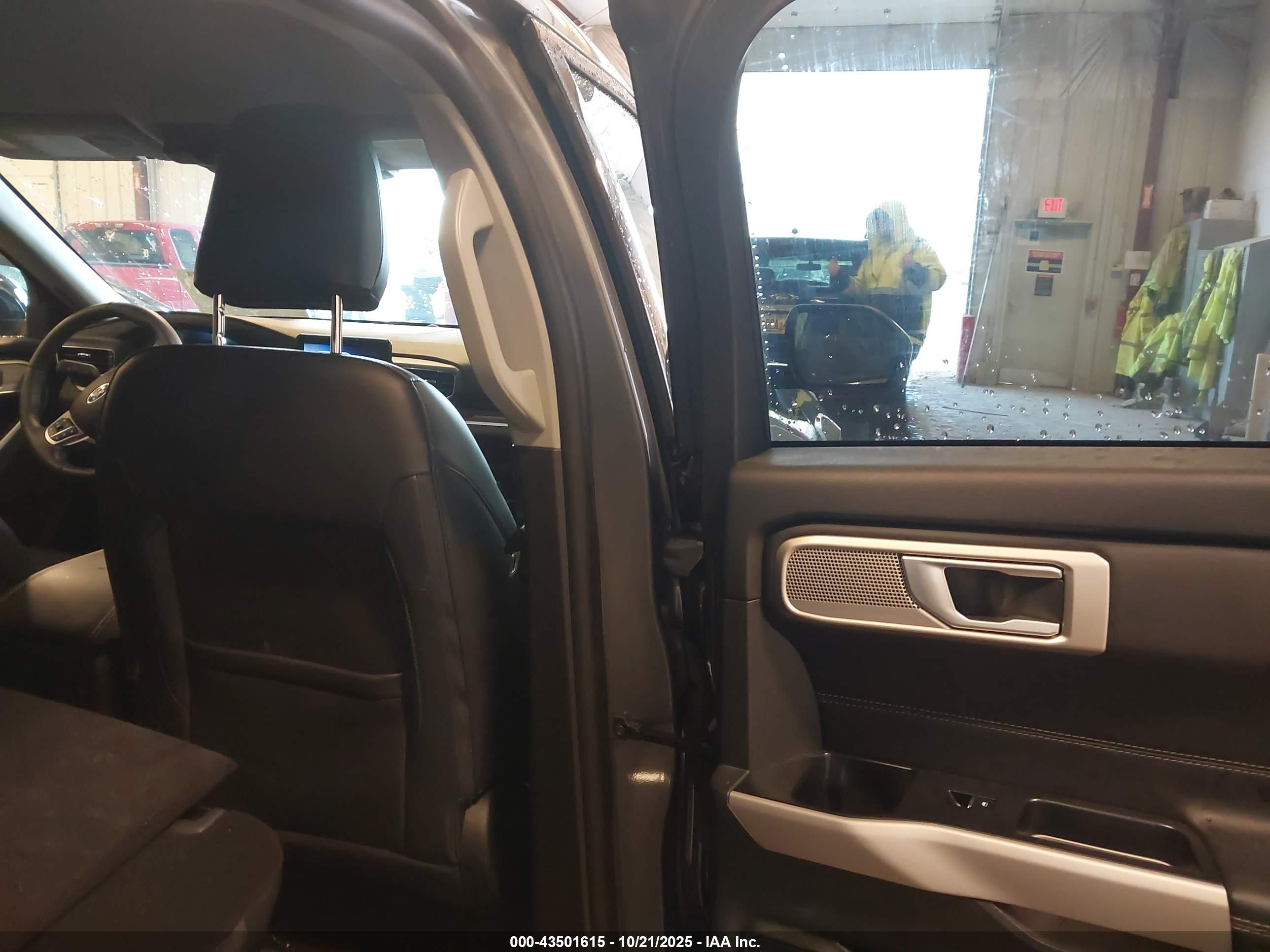 FORD EXPLORER image 8