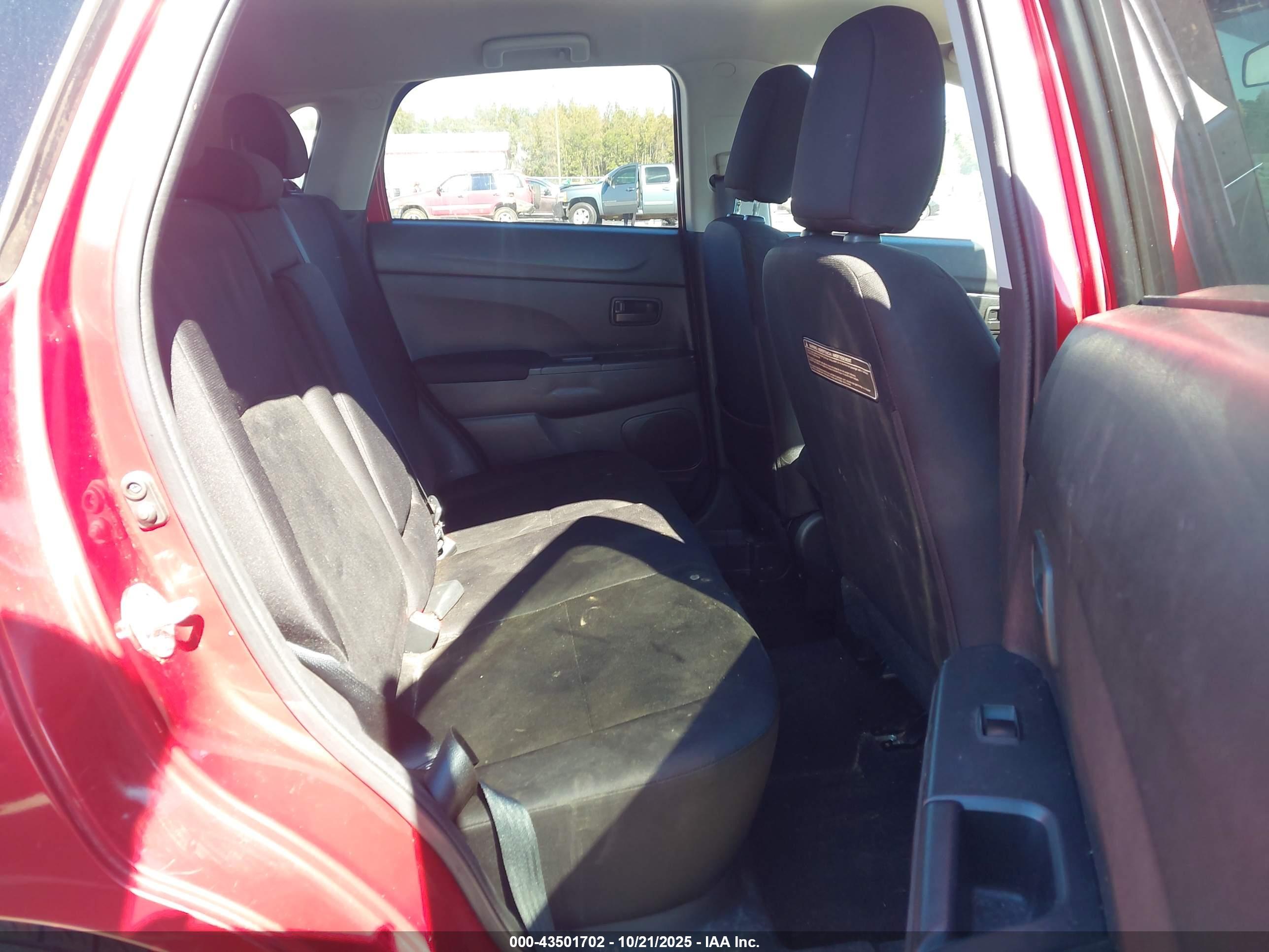 MITSUBISHI OUTLANDER image 8